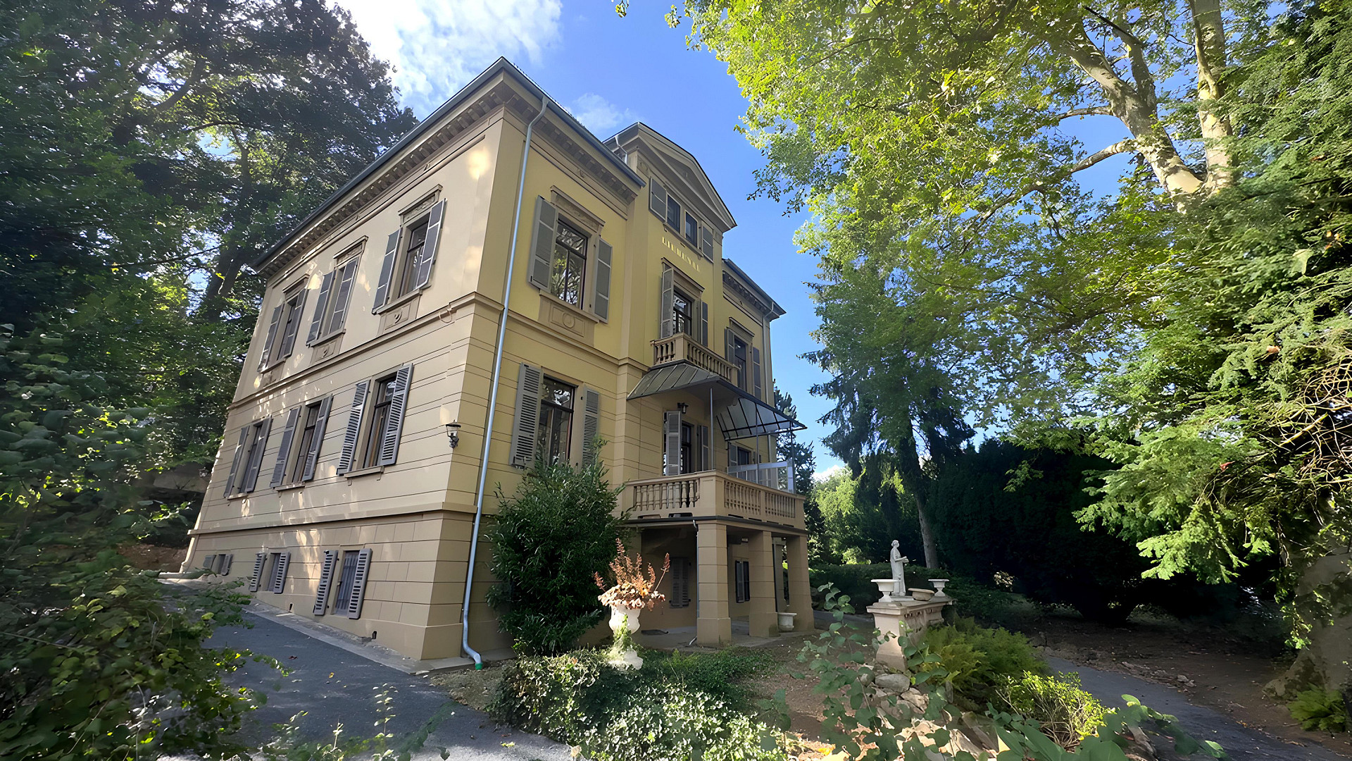 Elegante Altbauwohnung mit Balkon in begehrter Lage von Wiesbaden