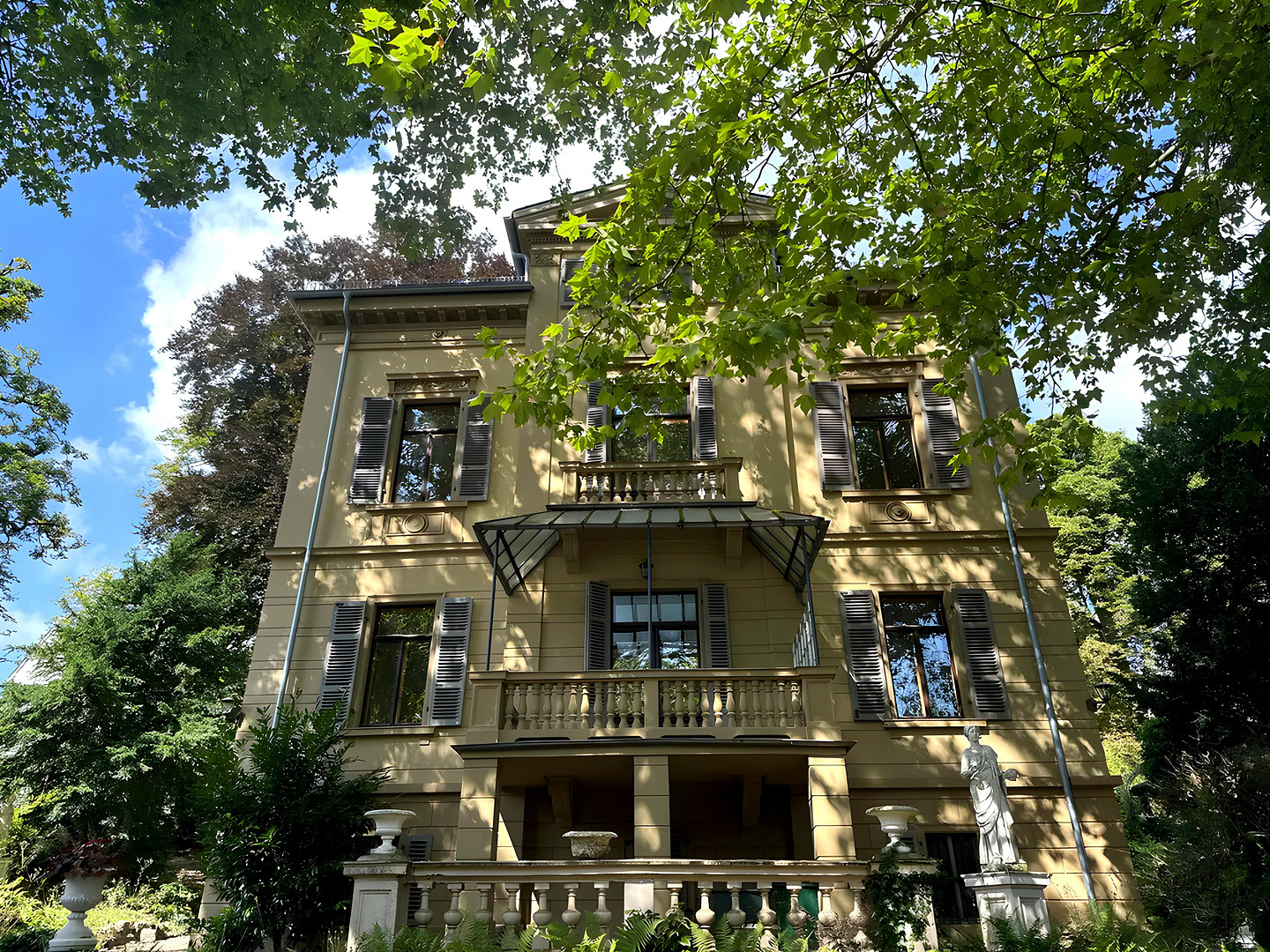 Elegante Altbauwohnung mit Balkon in begehrter Lage von Wiesbaden – Sonnenberger Straße 84, 65193 Wiesbaden – Vorschaubild 2