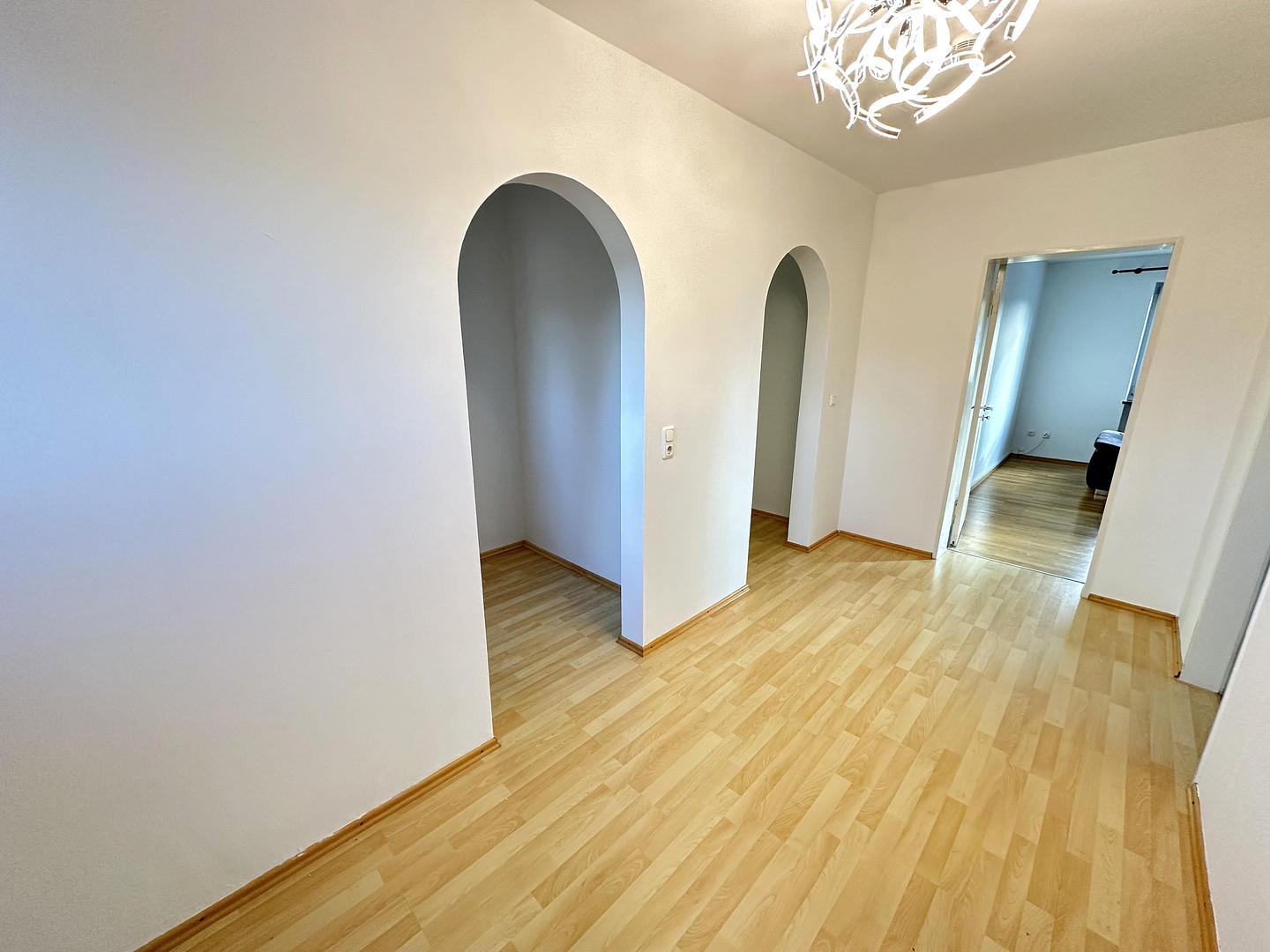 Großzügige 4 Zi-Whg. im Zentrum Poings mit EBK u. Gäste-WC – Poing – Vorschaubild 2