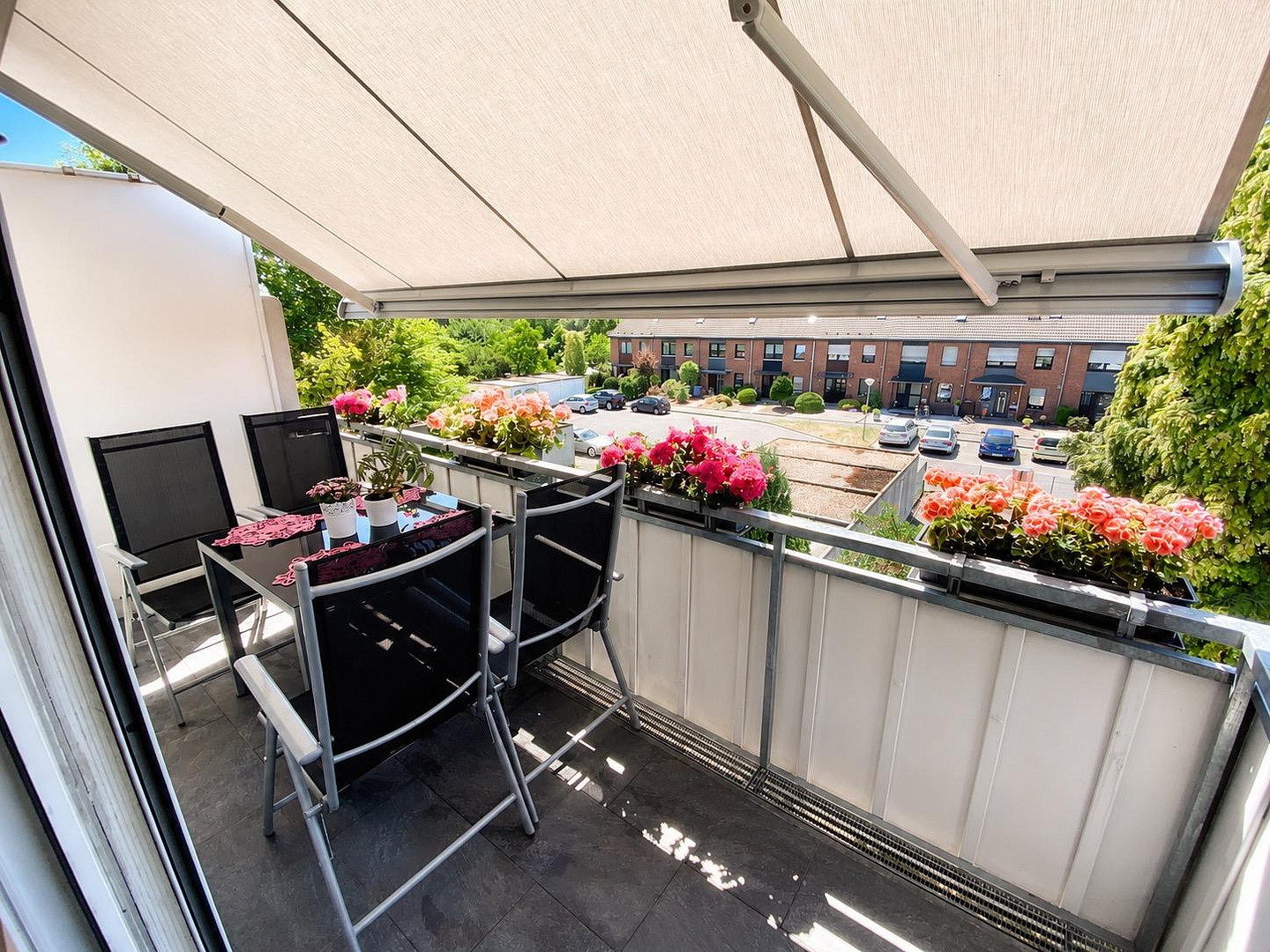 Einziehen und wohlfühlen: helle 3-Zimmer-Wohnung mit Südwest-Balkon, Küche, Stellplatz – Oberbruchstraße 131, 47807 Krefeld(Fischeln) – Vorschaubild 2