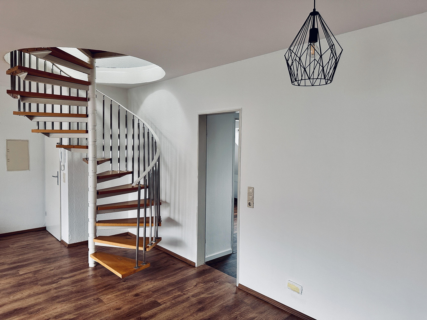 Exklusives Wohnen auf zwei Ebenen – moderne 5-Zimmer-Maisonette mit Balkon & eigener PV-Anlage – Klosterstrasse 26, 46535 Dinslaken – Vorschaubild 3