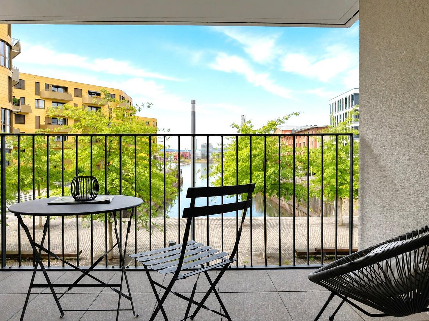 Wohnen am Wasser: Stilvolle 2-Zimmer-Wohnung mit Balkon, Wasserblick und Tiefgarage – Am Zollhafen 9-11, 55118 Mainz – Vorschaubild 2