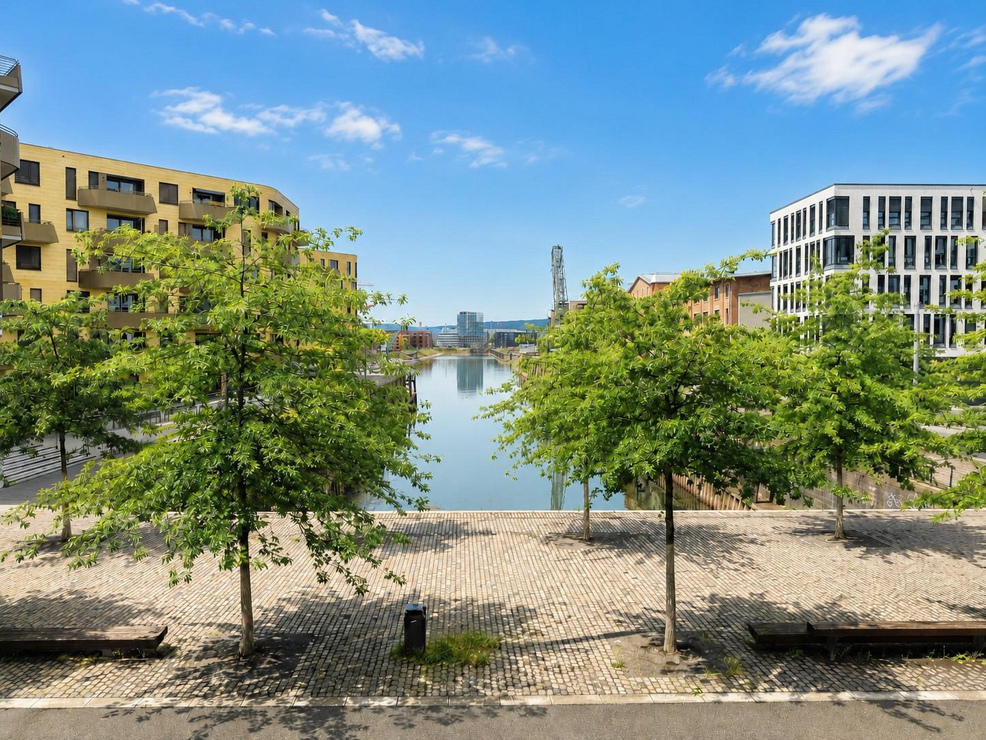Wohnen am Wasser: Stilvolle 2-Zimmer-Wohnung mit Balkon, Wasserblick und Tiefgarage – Am Zollhafen 9-11, 55118 Mainz – Vorschaubild 3