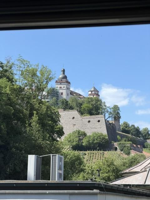Würzburg- 4-Zi, sehr hell, gr. Balkon, Garage, Stellplatz ab 1.8.