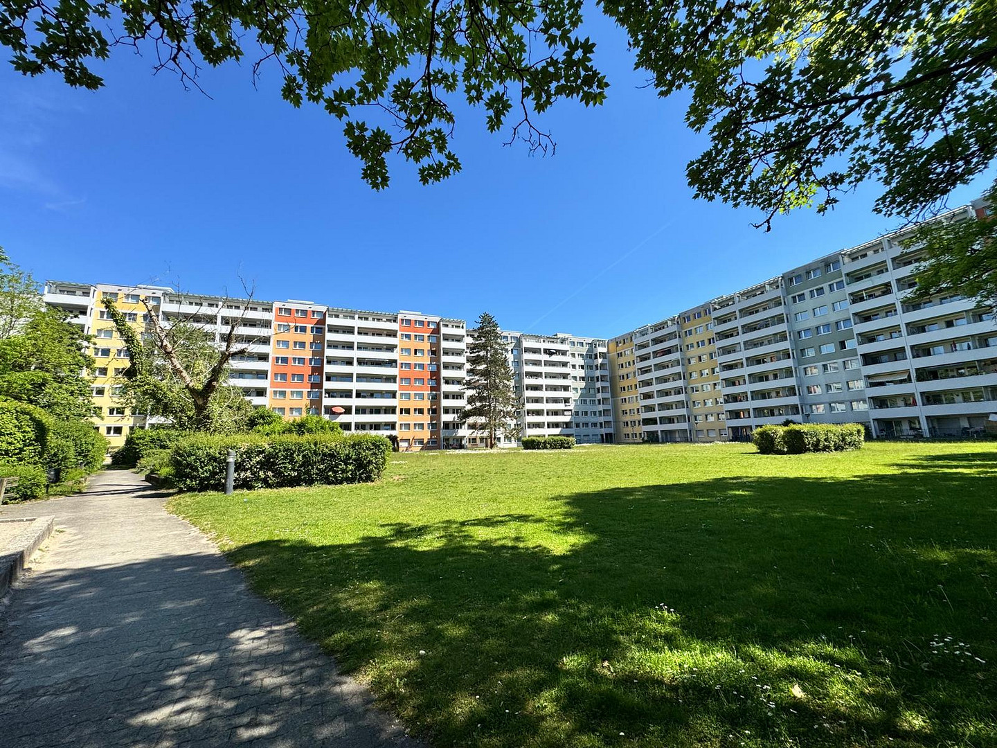 Kernsanierte 3 Zimmer EG Wohnung mit Terrasse in München Perlach – Strehleranger 11, 81735 München(Ramersdorf) – Vorschaubild 2