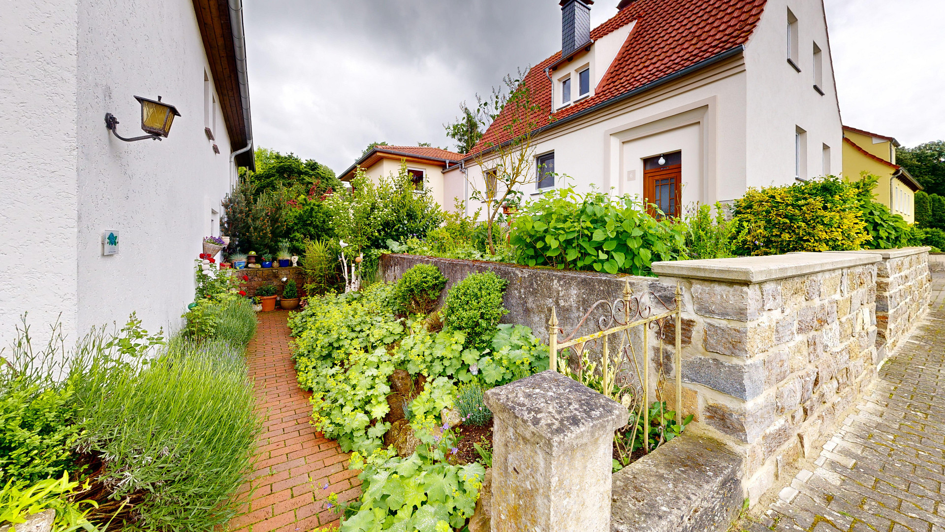 Großzügiges Familienhaus mit Wärmepumpe, PV-Anlagen, Garten und Einliegerbereich in Warburg – Muddenkamp 8, 34414 Warburg(Germete) – Vorschaubild 3