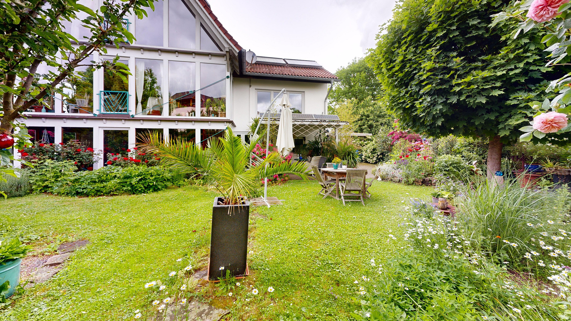 Großzügiges Familienhaus mit Wärmepumpe, PV-Anlagen, Garten und Einliegerbereich in Warburg