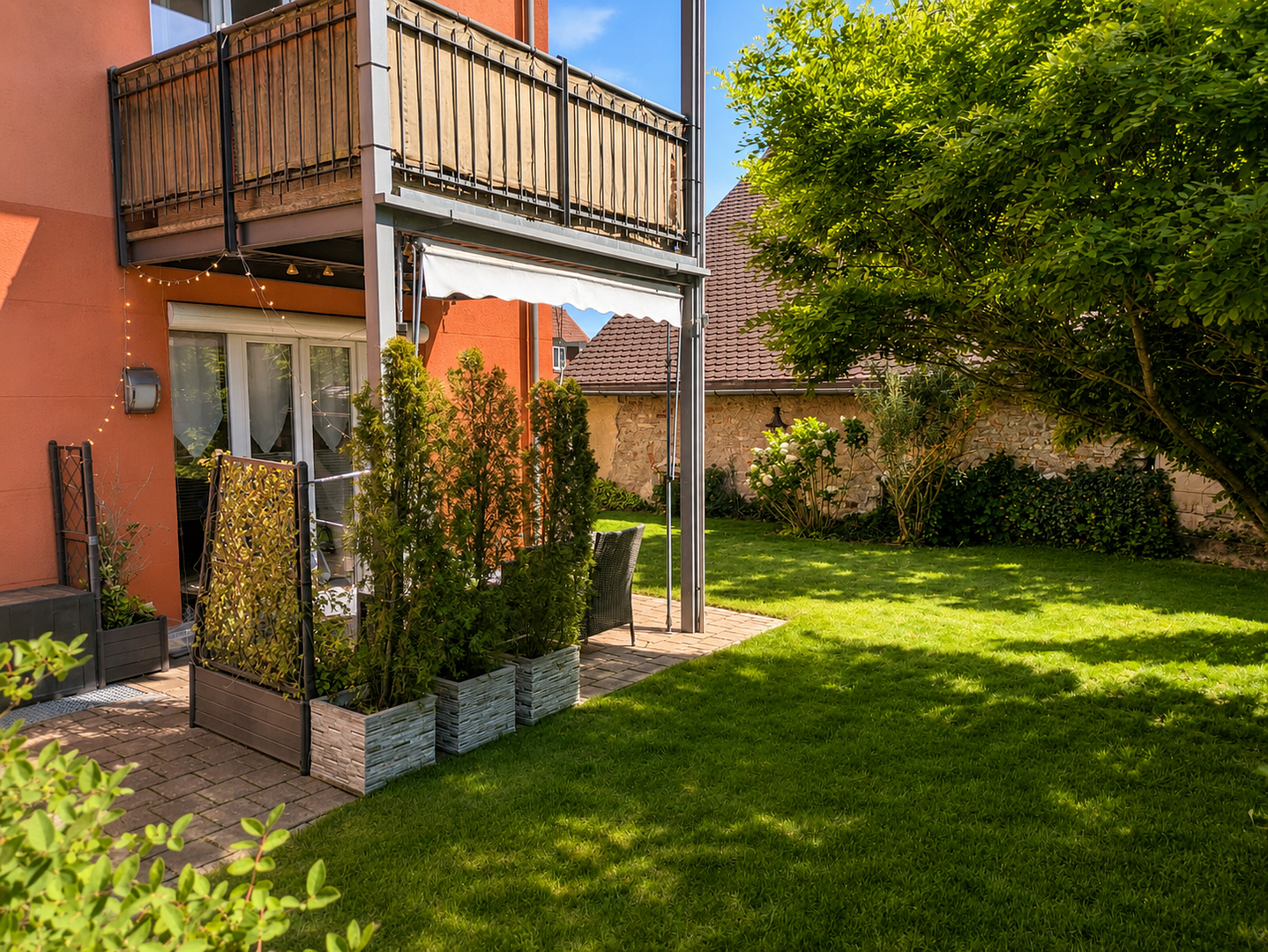 Gartenwohnung mit Haus-im-Haus-Gefühl | 135 m² Garten | Interner Hobbyraum | TG-Stellplatz