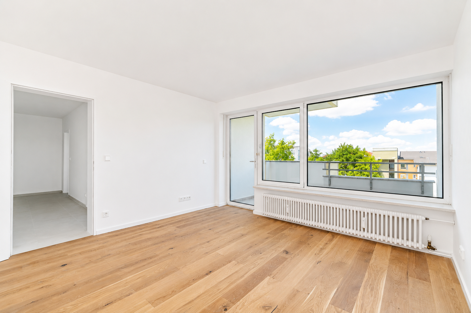 Erstbezug nach Sanierung: Lichtdurchflutete 2-Zimmer-Wohnung mit Balkon in Germering