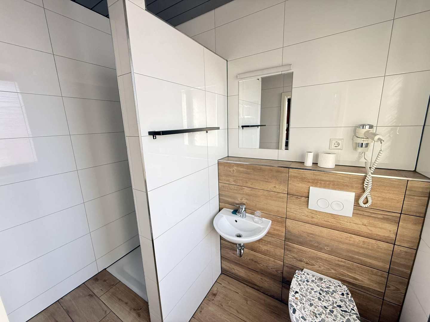 Große 2,5 Zimmer Wohnung mit riesigem Wohnzimmer – Ettlingen - Spessart(Spessart) – Vorschaubild 2