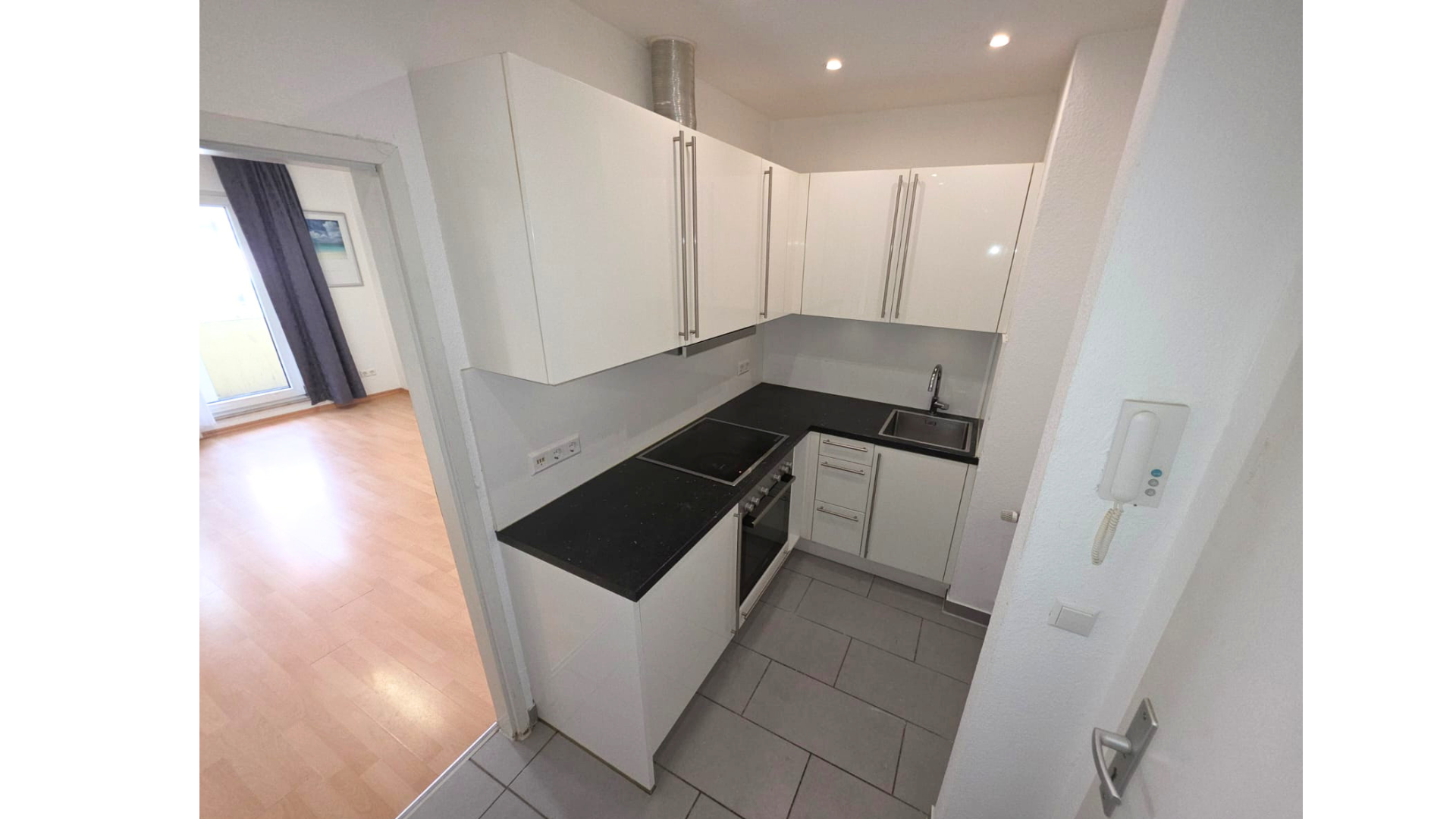 RESERVIERT - Weststadt: 2-Zi + TG | Technisch modernisiert | Balkon | EBK | FREI | WG geeignet – Lessingstr. 64, 76135 Karlsruhe(Weststadt) – Vorschaubild 2
