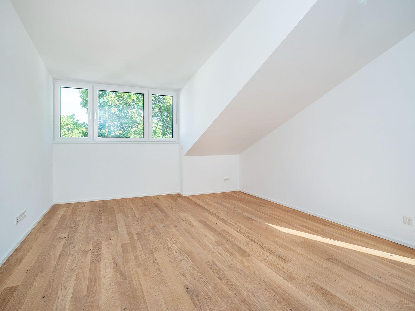 Bezugsfertig: Neubau-DG-Wohnung mit Balkon + EBK in Parsdorf bei München | KfW-40-QNG - WE 12 – Parsdorf – Vorschaubild 3