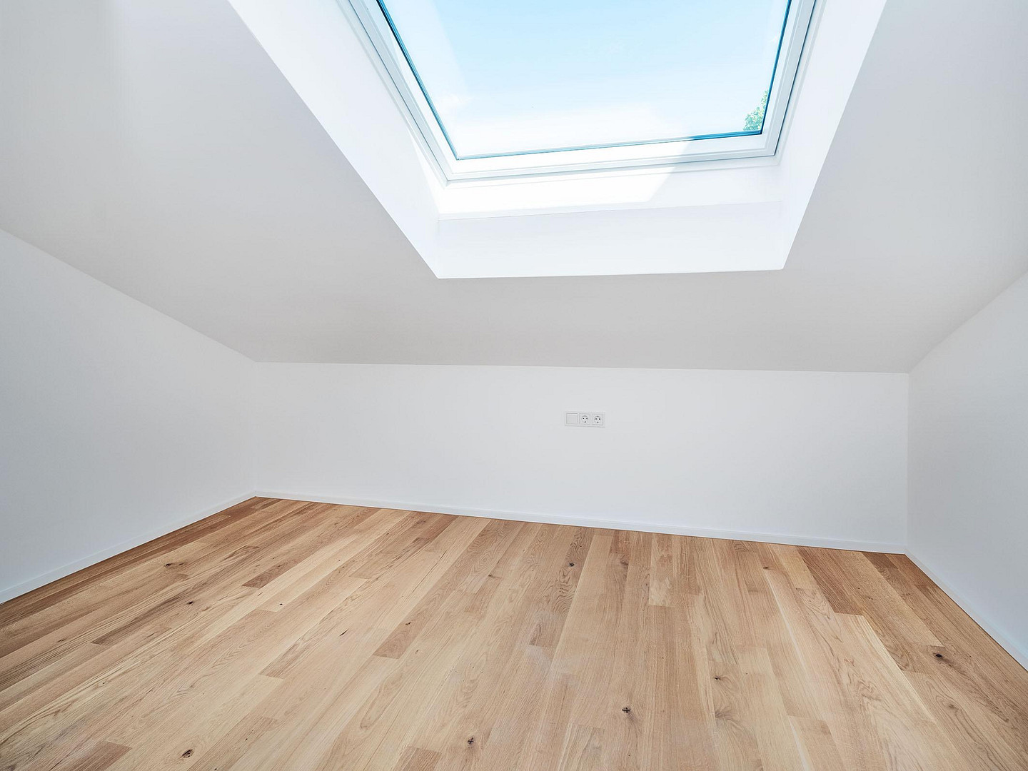 Bezugsfertig: Neubau-DG-Wohnung mit Balkon + EBK in Parsdorf bei München | KfW-40-QNG - WE 12 – Parsdorf – Vorschaubild 5