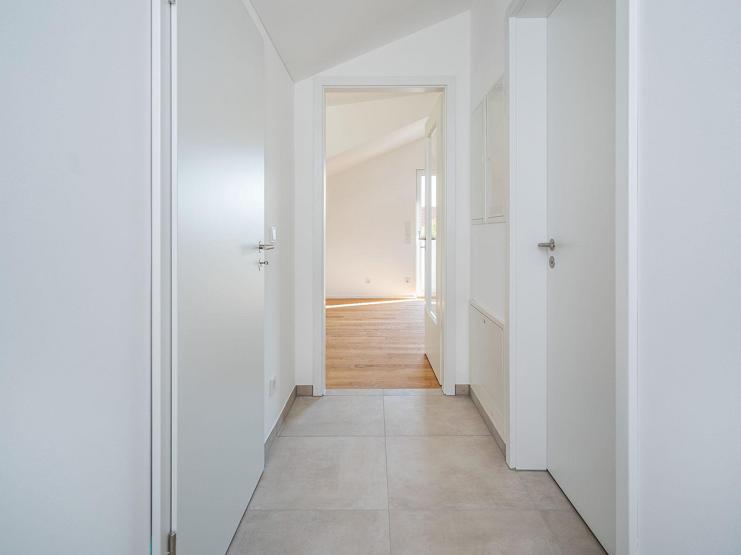 Bezugsfertig: Neubau-DG-Wohnung mit Balkon + EBK in Parsdorf bei München | KfW-40-QNG - WE 12 – Parsdorf – Vorschaubild 2