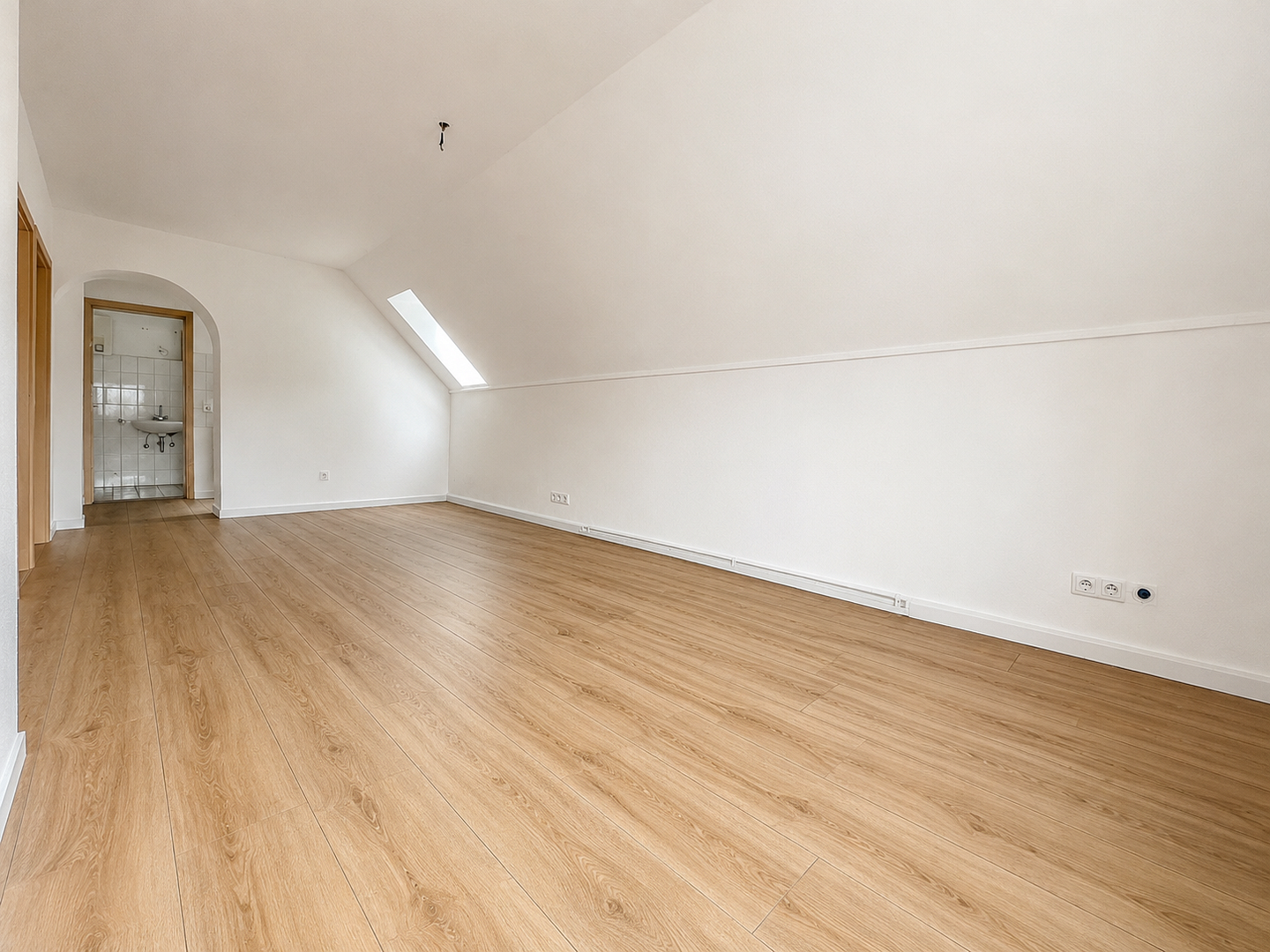Erstbezug nach Renovierung: helle 2-Zimmer-Dachgeschosswohnung – Uferstraße 11, 44581 Castrop-Rauxel – Vorschaubild 2