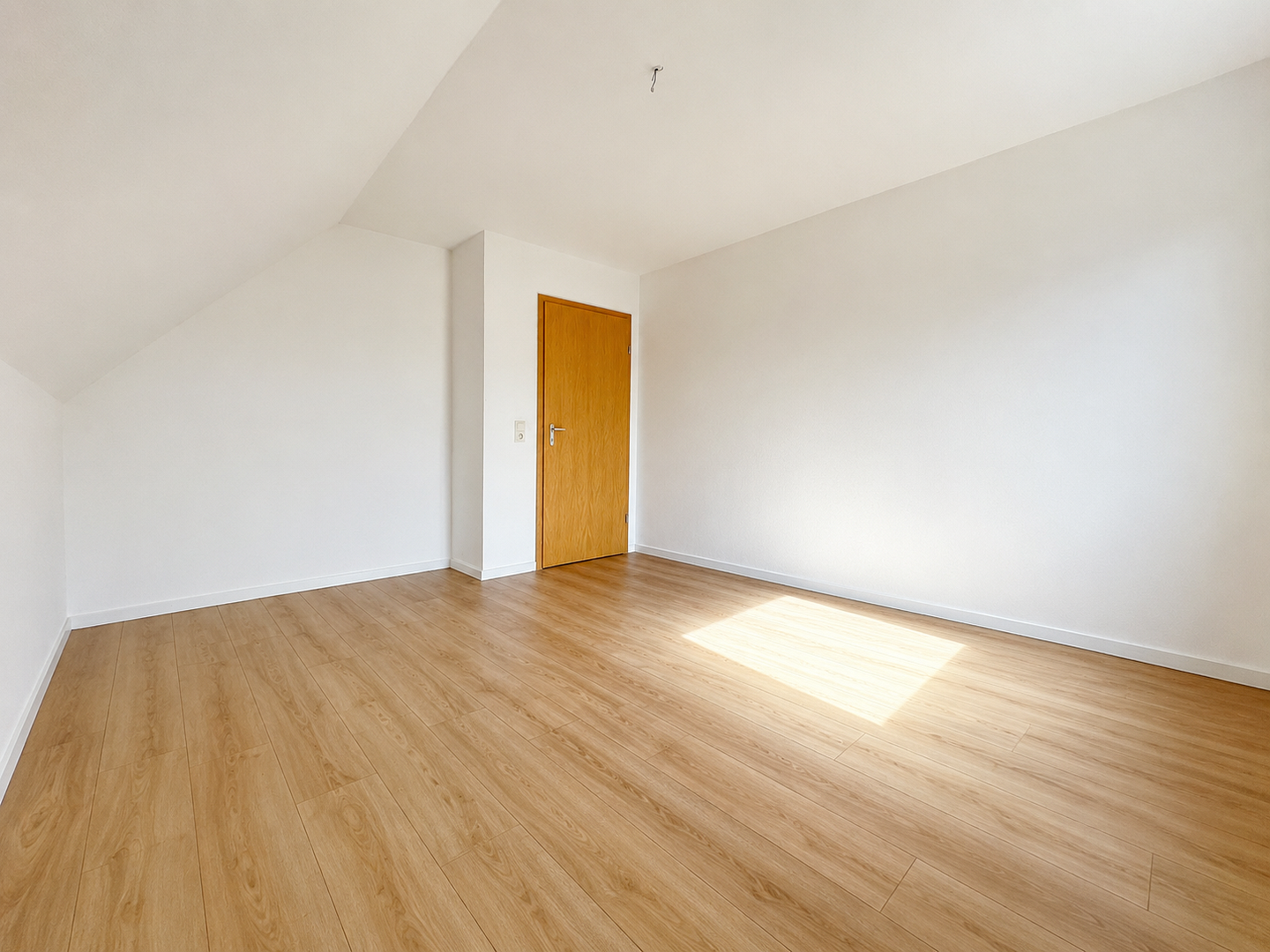 Erstbezug nach Renovierung: helle 2-Zimmer-Dachgeschosswohnung – Uferstraße 11, 44581 Castrop-Rauxel – Vorschaubild 3