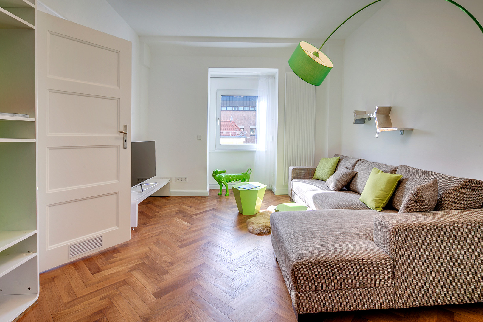 Wunderschöner 4-Zi-Altbau beim Gasteig, Lift, Balkon, TG mietbar, bezugsfrei – München(Haidhausen) – Vorschaubild 3