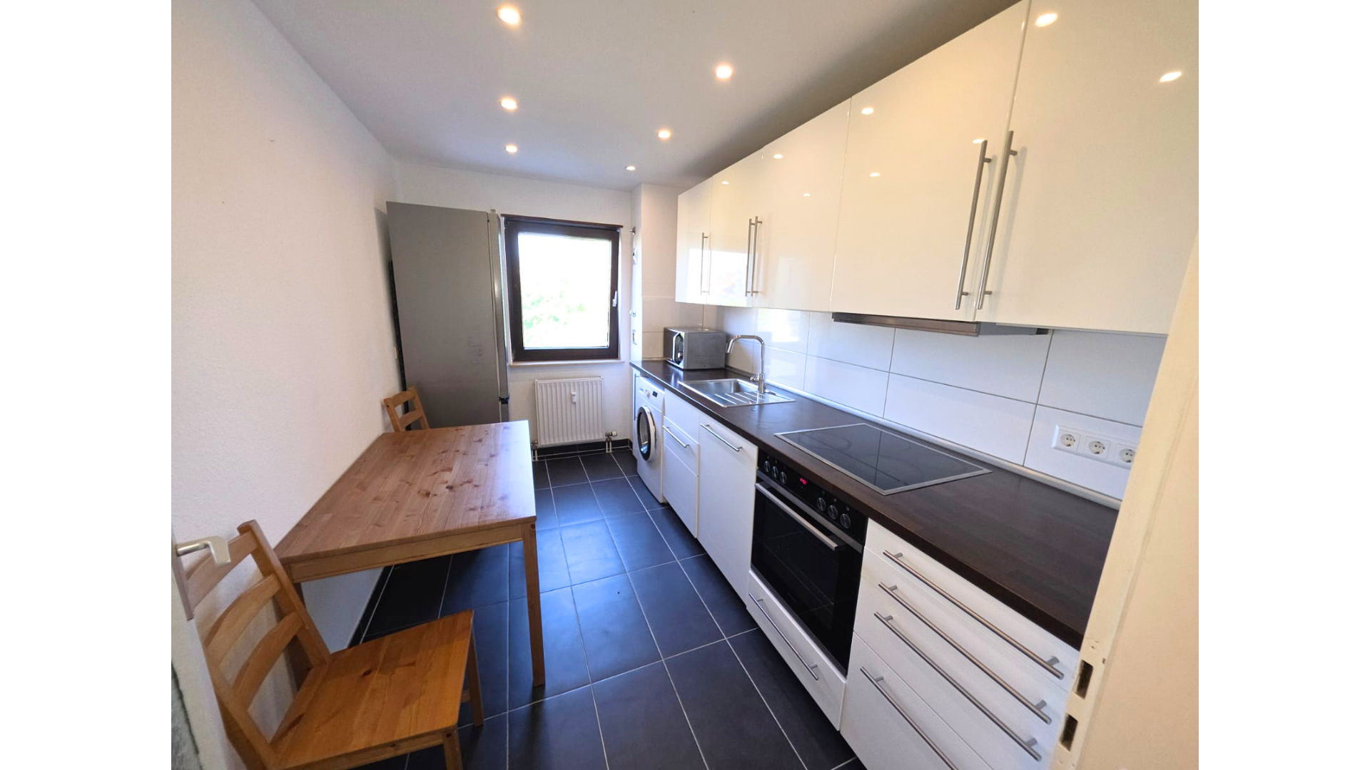 Frei! 2Zi Weststadt-Juwel Effizienz C: Fernwärme, Riesen-Balkon, Stellplatz, Möbliert – Lessingstr. 37b, 76135 Karlsruhe(Weststadt) – Vorschaubild 2