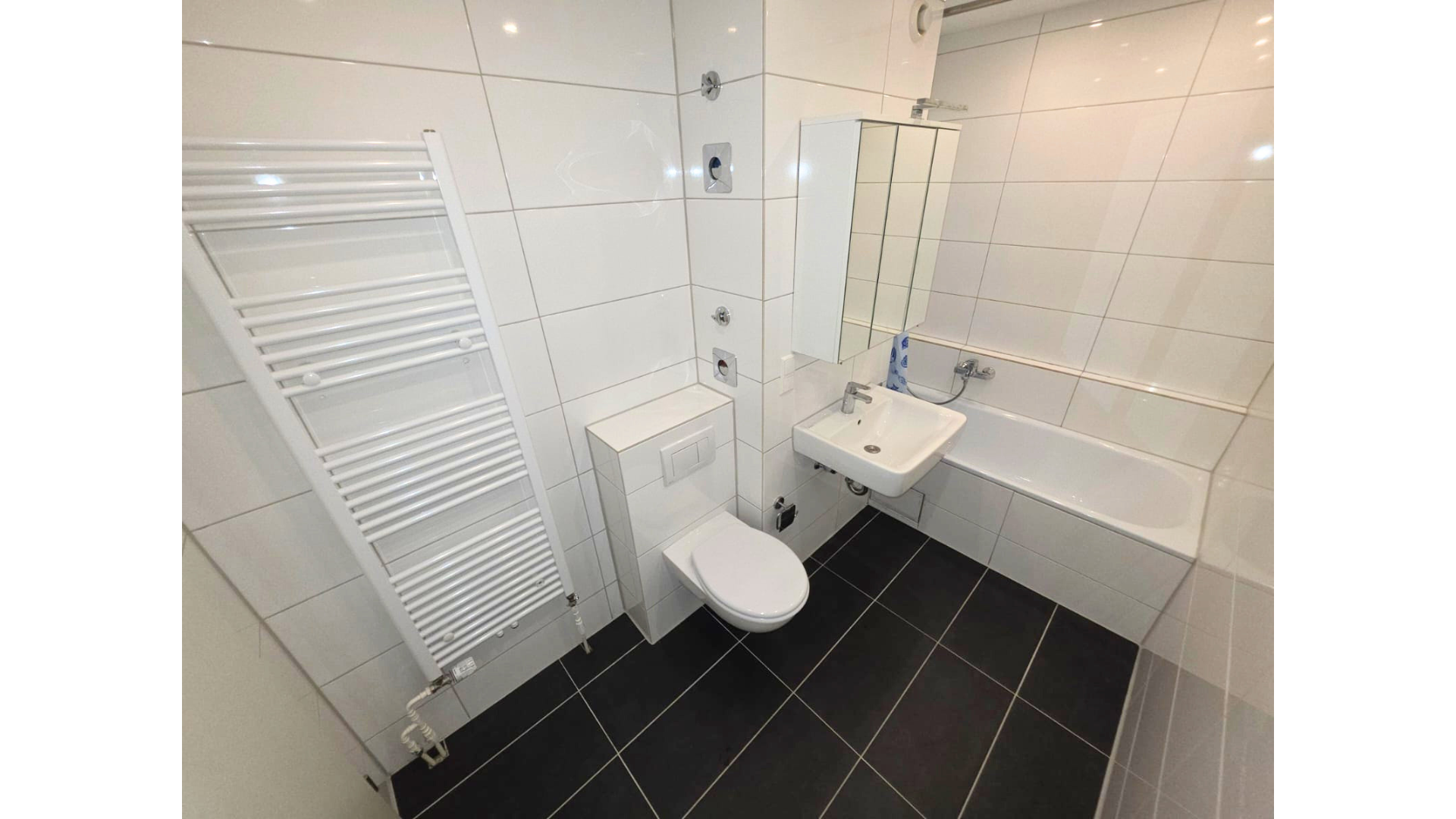 Frei! 2Zi Weststadt-Juwel Effizienz C: Fernwärme, Riesen-Balkon, Stellplatz, Möbliert – Lessingstr. 37b, 76135 Karlsruhe(Weststadt) – Vorschaubild 3