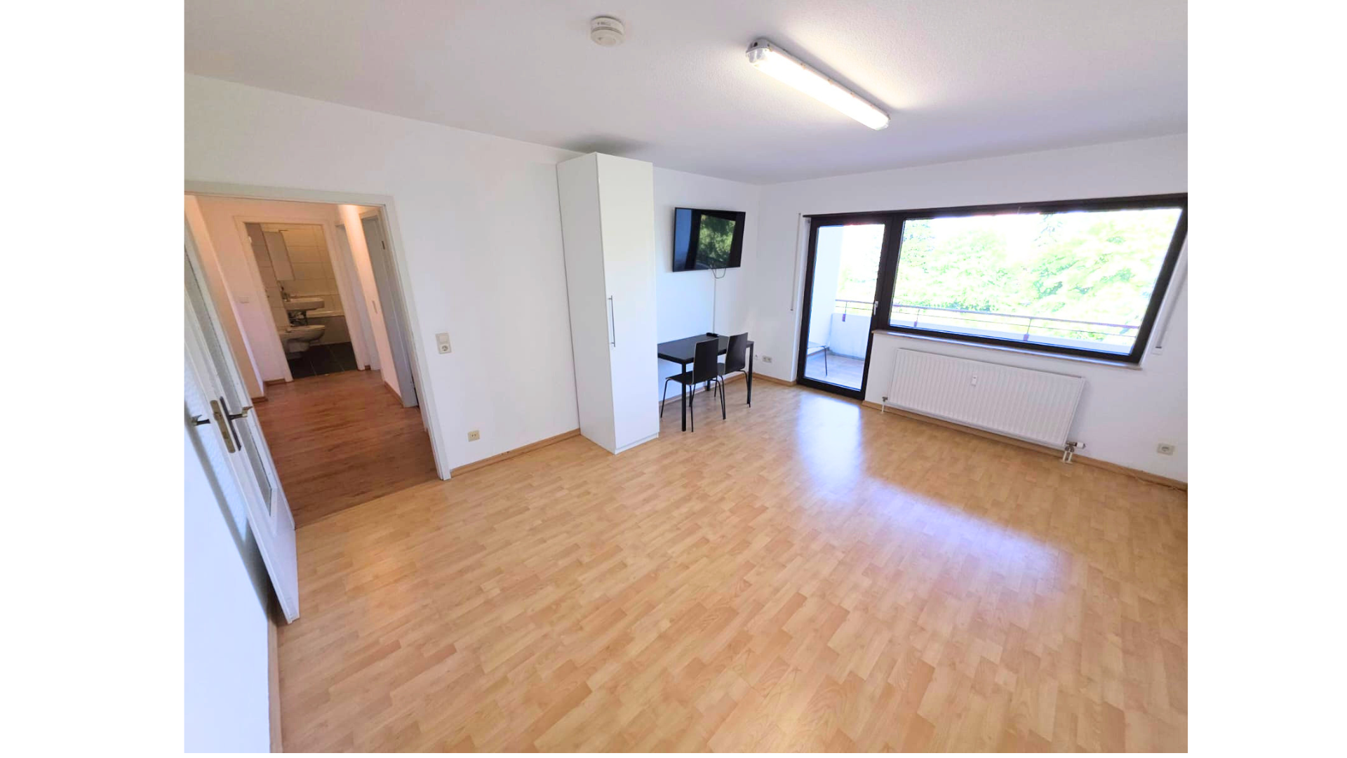 Frei! 2Zi Weststadt-Juwel Effizienz C: Fernwärme, Riesen-Balkon, Stellplatz, Möbliert – Lessingstr. 37b, 76135 Karlsruhe(Weststadt) – Vorschaubild 4