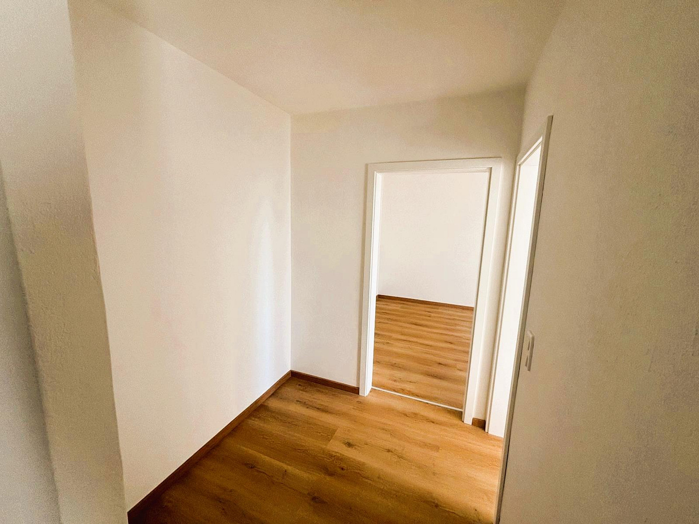 Frisch sanierte 3-Zimmer-Wohnung mit Loggia und TG in attraktiver Lage – Konrad-Adenauer-Str. 9, 82256 Fürstenfeldbruck – Vorschaubild 6