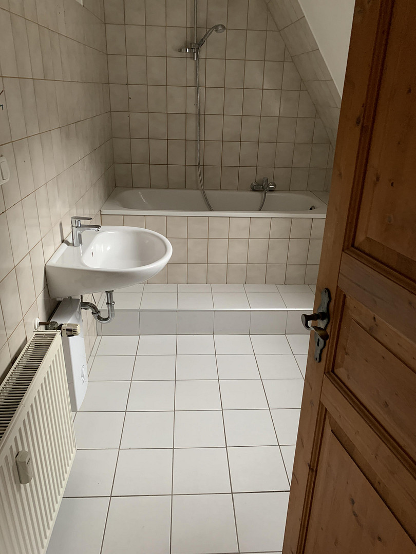 Jugendstil Dachgeschosswohnung mit vier (4,5) Zimmern, 3 Zinnentürmchen, Terasse & Einbauküche in MG – Mönchengladbach(Venn) – Vorschaubild 14