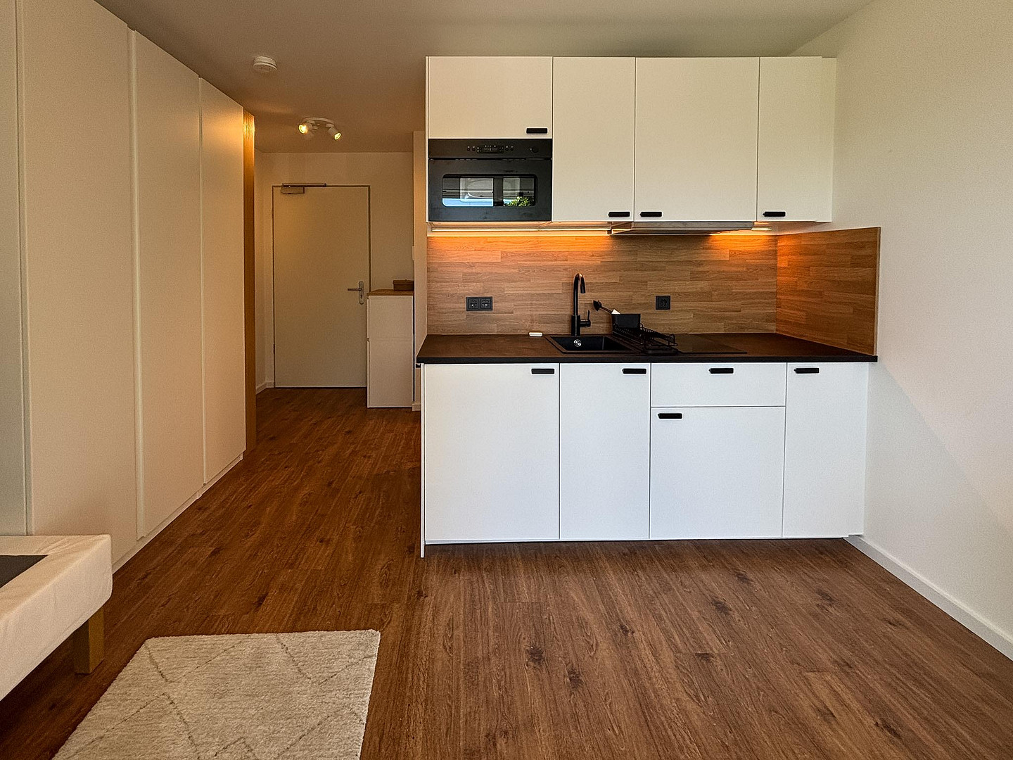 Helle, neu möblierte 1-Zi Wohnung S-Bahn fussläufig, 14min zum Ostbahnhof incl. Küche, Bad, Internet – Enzensbergerstr. 8, 85570 Markt Schwaben – Vorschaubild 3