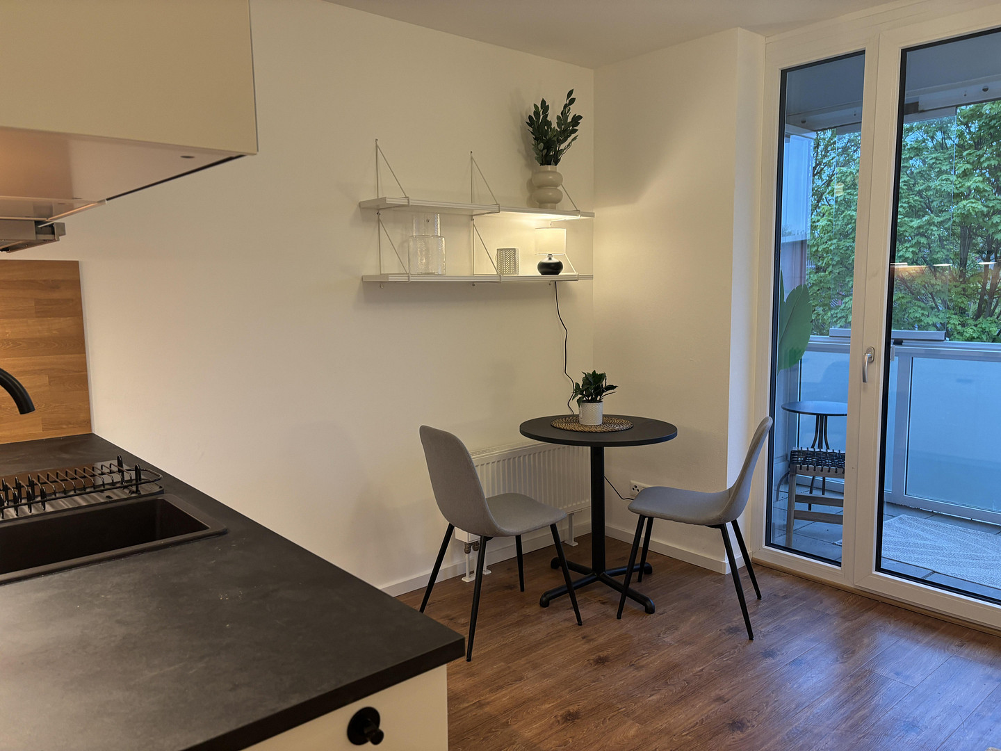 Helle, neu möblierte 1-Zi Wohnung S-Bahn fussläufig, 14min zum Ostbahnhof incl. Küche, Bad, Internet – Enzensbergerstr. 8, 85570 Markt Schwaben – Vorschaubild 2