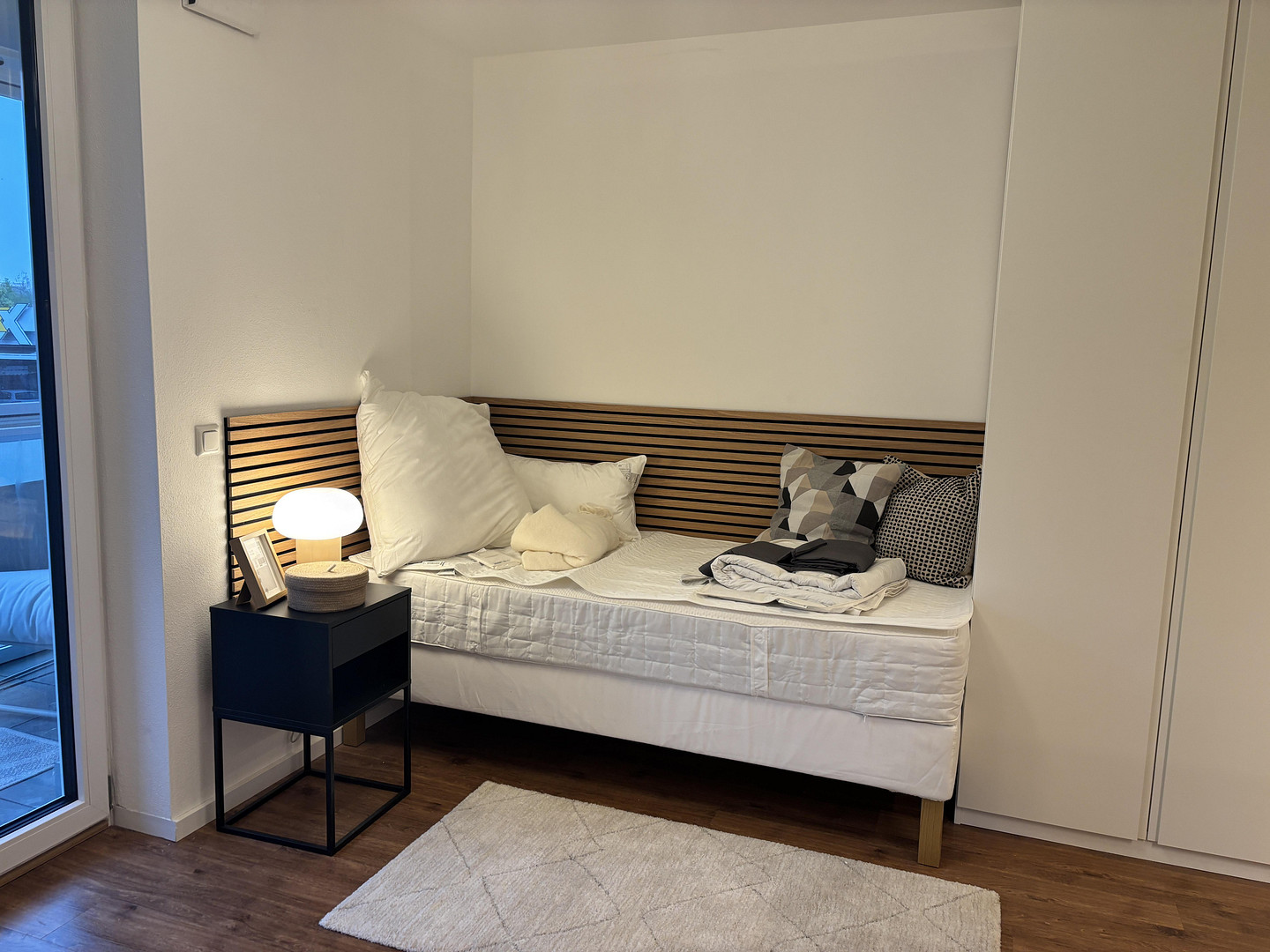 Helle, neu möblierte 1-Zi Wohnung S-Bahn fussläufig, 14min zum Ostbahnhof incl. Küche, Bad, Internet – Enzensbergerstr. 8, 85570 Markt Schwaben – Vorschaubild 4