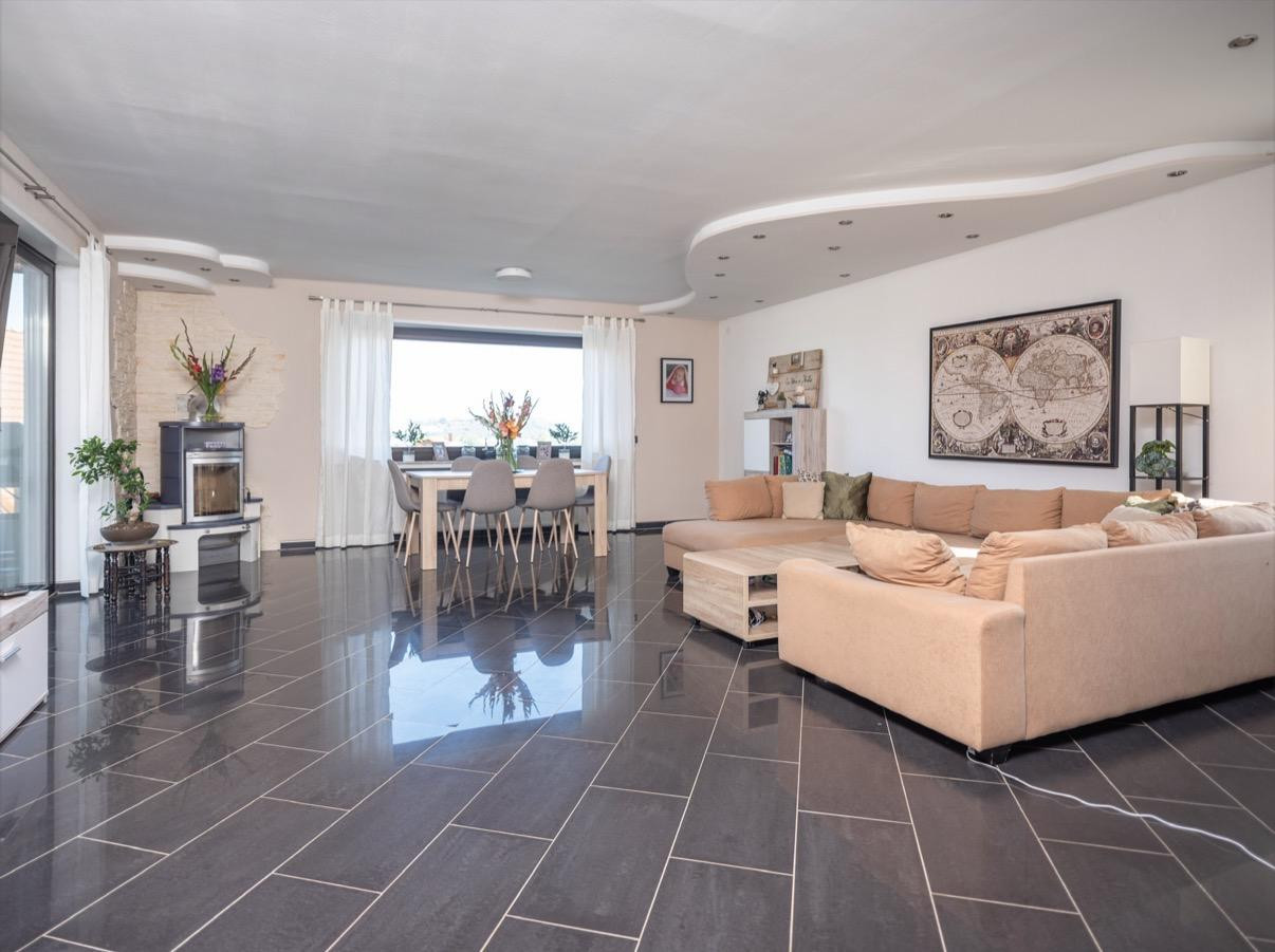 Exklusiver freistehender Bungalow mit Einliegerwohnung, Fernblick, Doppelgarage & großem Garten