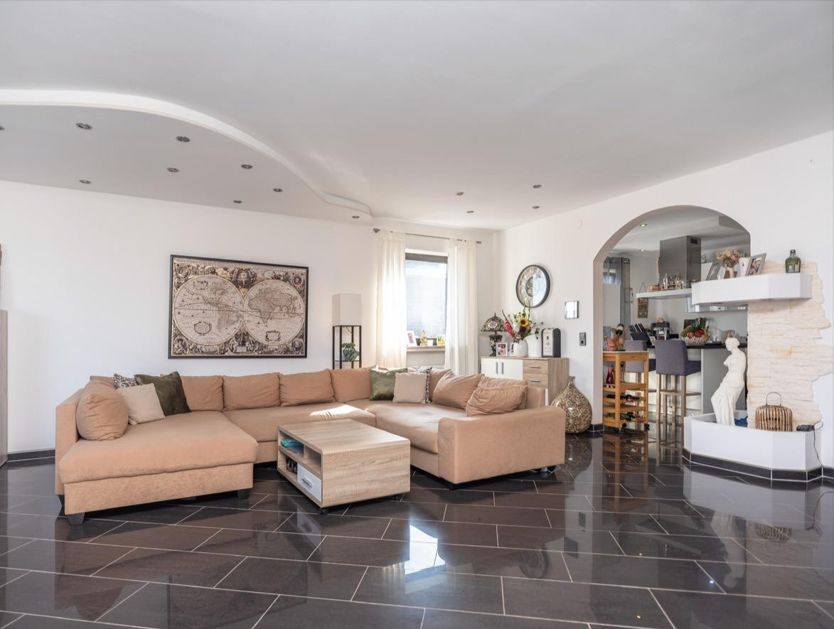 Exklusiver freistehender Bungalow mit Einliegerwohnung, Fernblick, Doppelgarage & großem Garten – Krappelroth 29, 66839 Schmelz – Vorschaubild 3