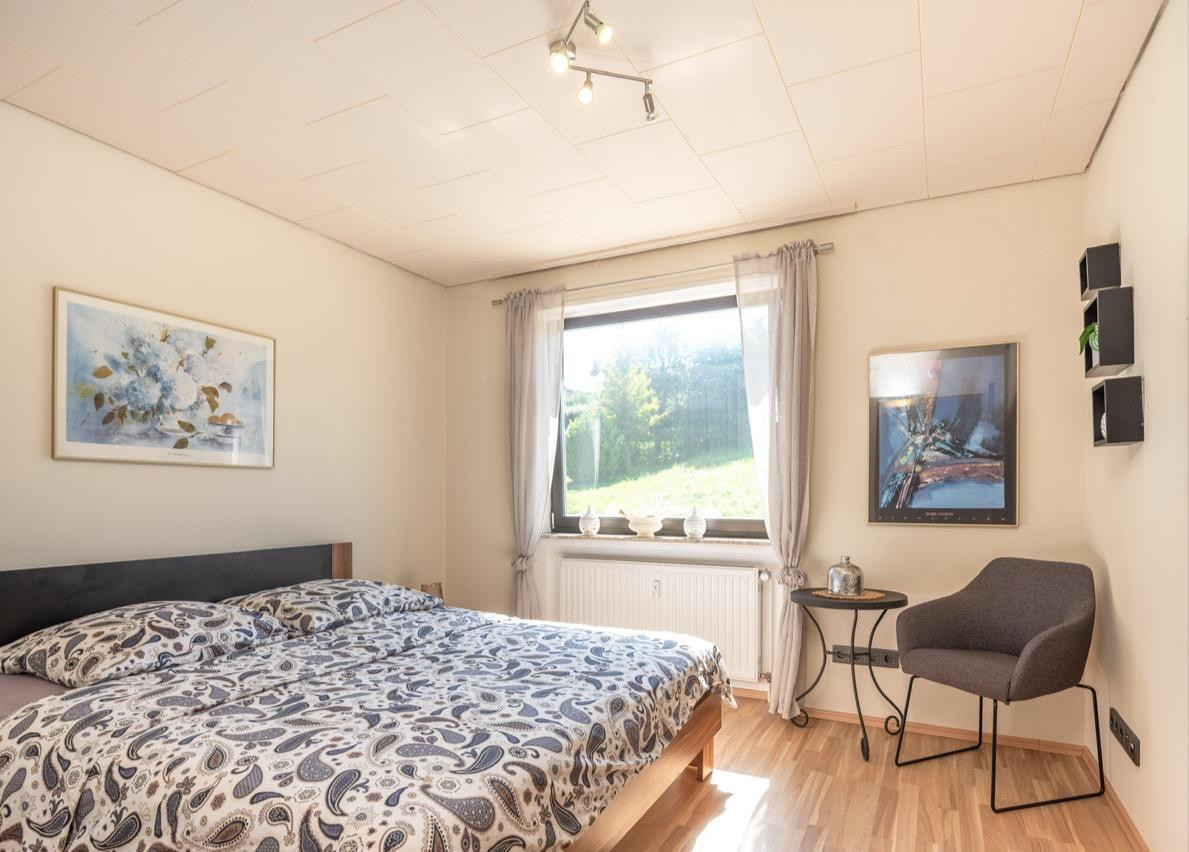 Exklusiver freistehender Bungalow mit Einliegerwohnung, Fernblick, Doppelgarage & großem Garten – Krappelroth 29, 66839 Schmelz – Vorschaubild 17