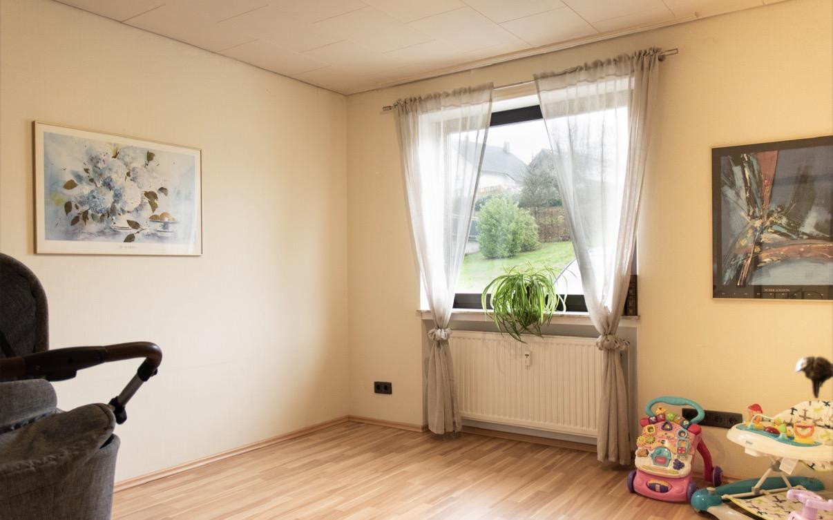 Exklusiver freistehender Bungalow mit Einliegerwohnung, Fernblick, Doppelgarage & großem Garten – Krappelroth 29, 66839 Schmelz – Vorschaubild 7