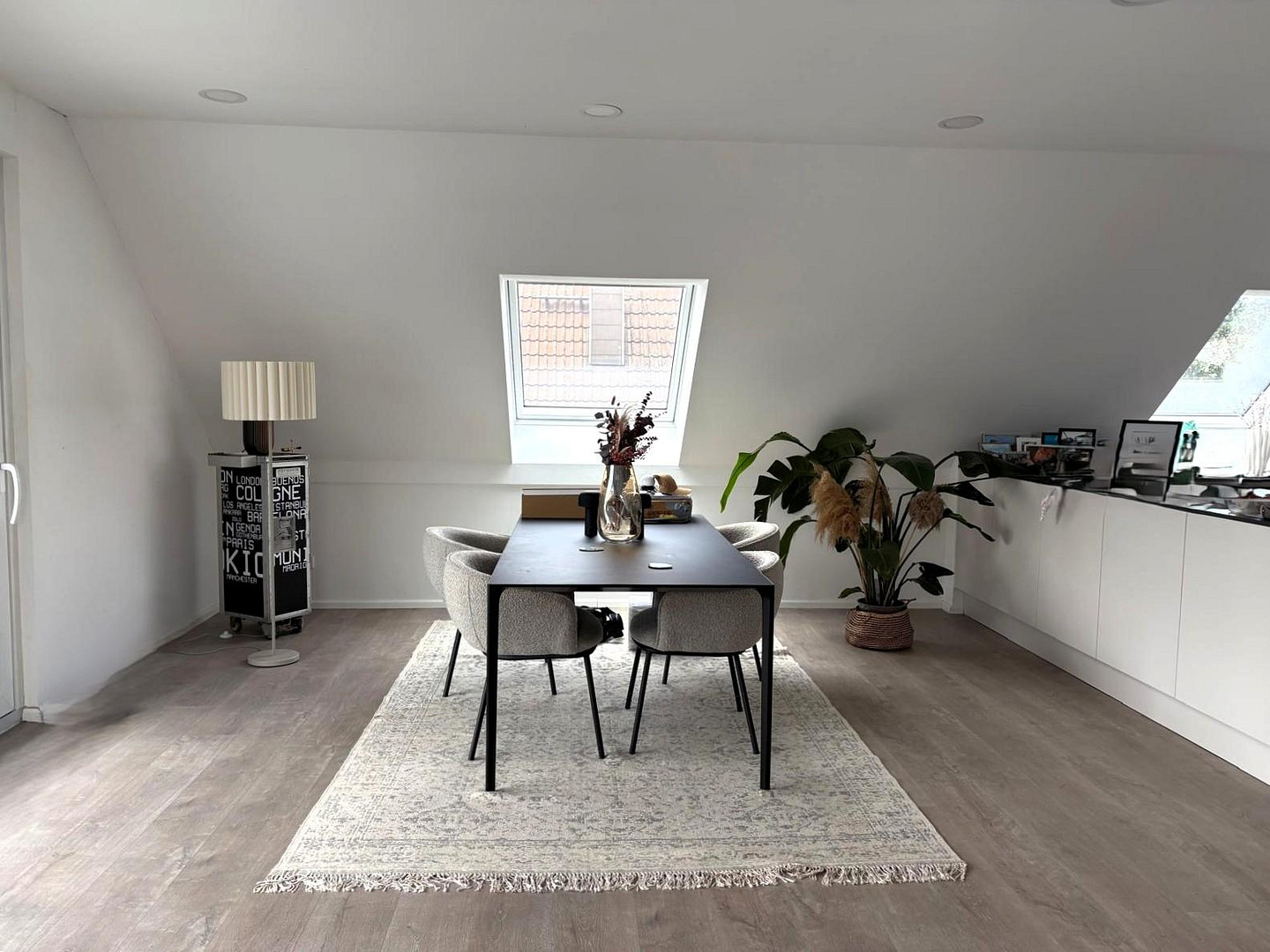 Moderne 4-Zimmer-Dachgeschosswohnung mit Loggia, TG-Stellplatz & Wallbox – Energieklasse A+