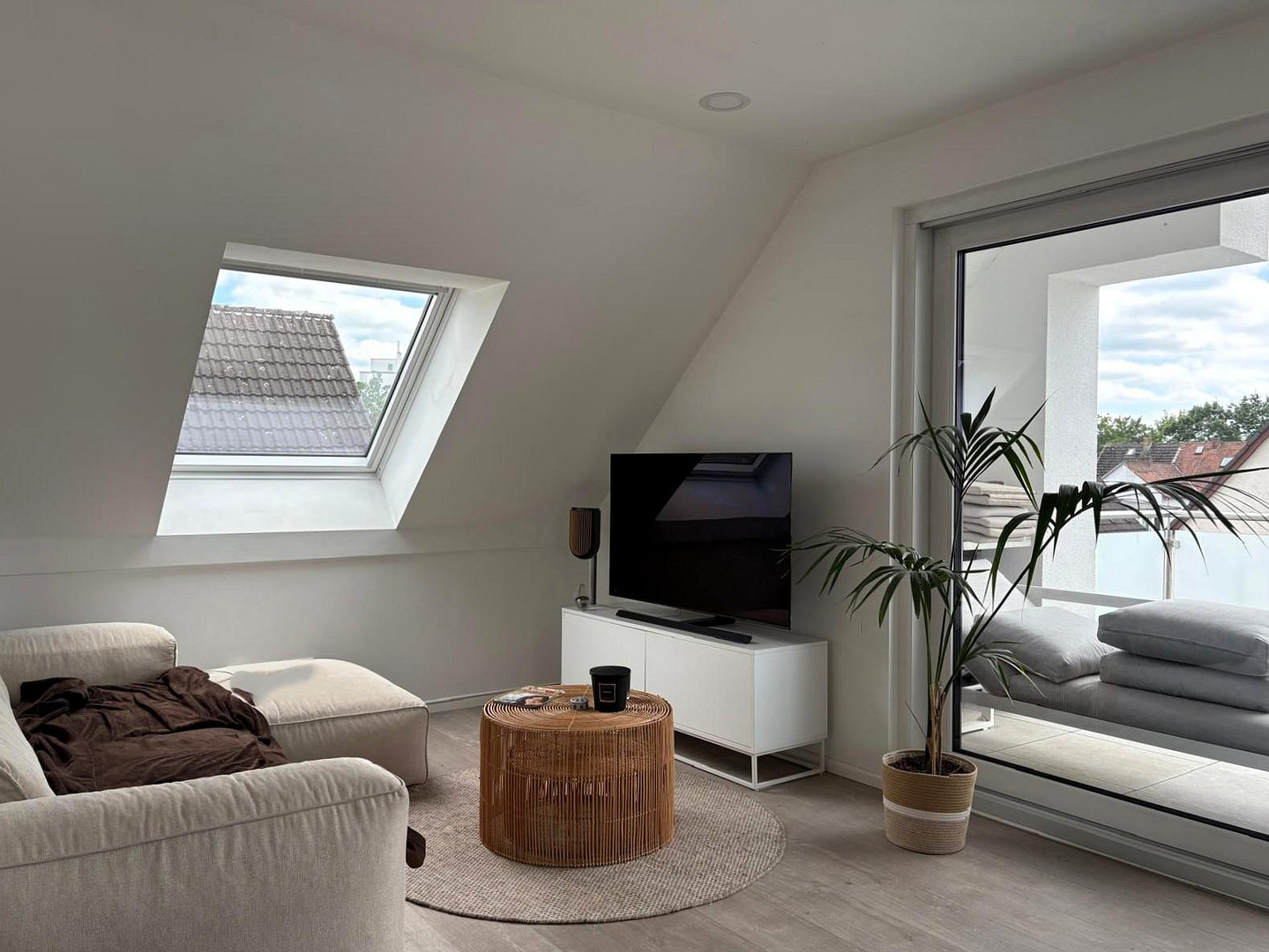 Moderne 4-Zimmer-Dachgeschosswohnung mit Loggia, TG-Stellplatz & Wallbox – Energieklasse A+ – Spessartstraße 36, 63128 Dietzenbach(Steinberg) – Vorschaubild 2