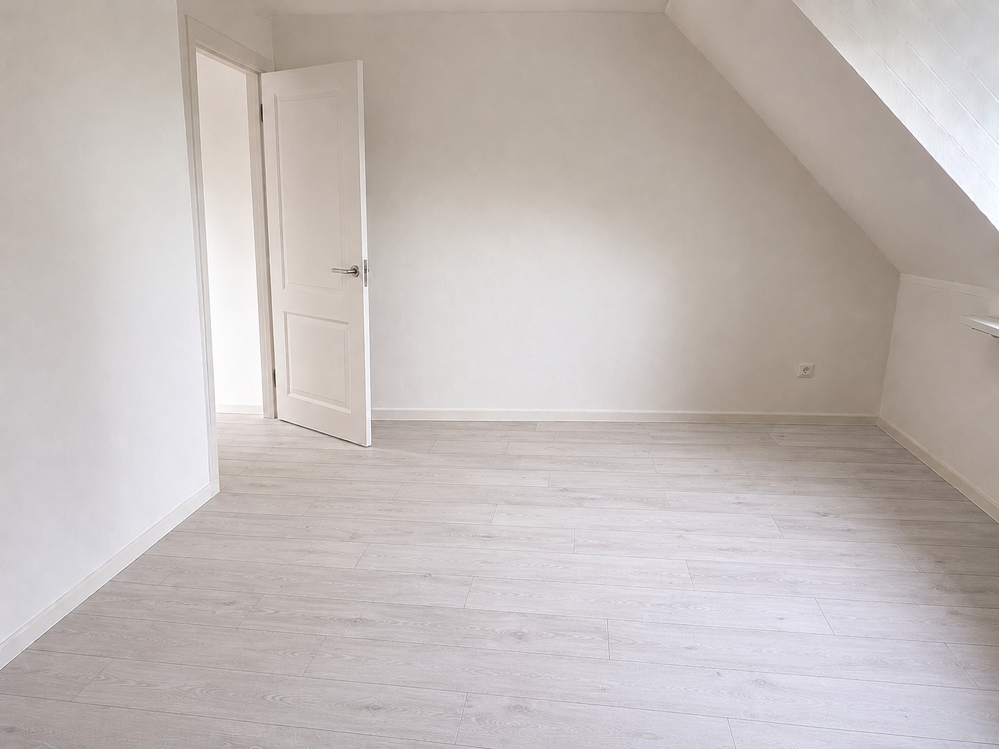 Helle 3,5–4-Zi.-Maisonette mit 2 Bädern, separater Küche & Dachgeschoss in Hoflage