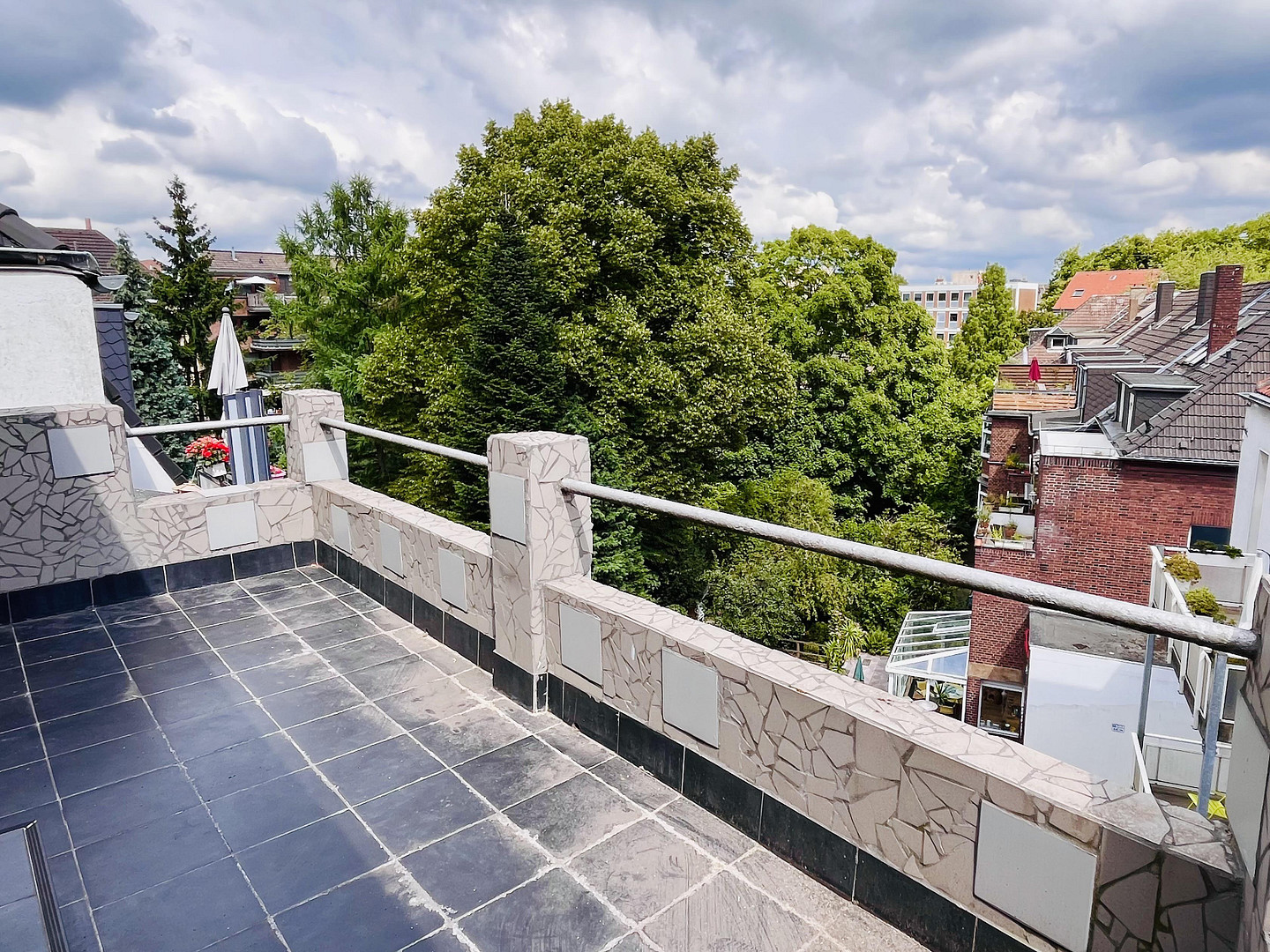 Dachterrasse mit Blick ins Grüne. Ganz oben. Ganz für sich. Ganz ruhig. Mitten im Wasserviertel. – Moselstraße 9, 47051 Duisburg(Altstadt) – Vorschaubild 8