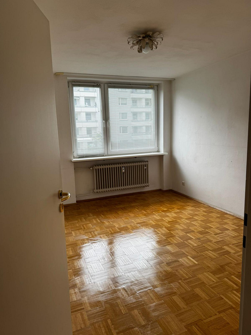 Lichtdurchflutete 3 Zi. K, Bad + WC – Denninger Str., 81927 München(Englschalking) – Vorschaubild 2