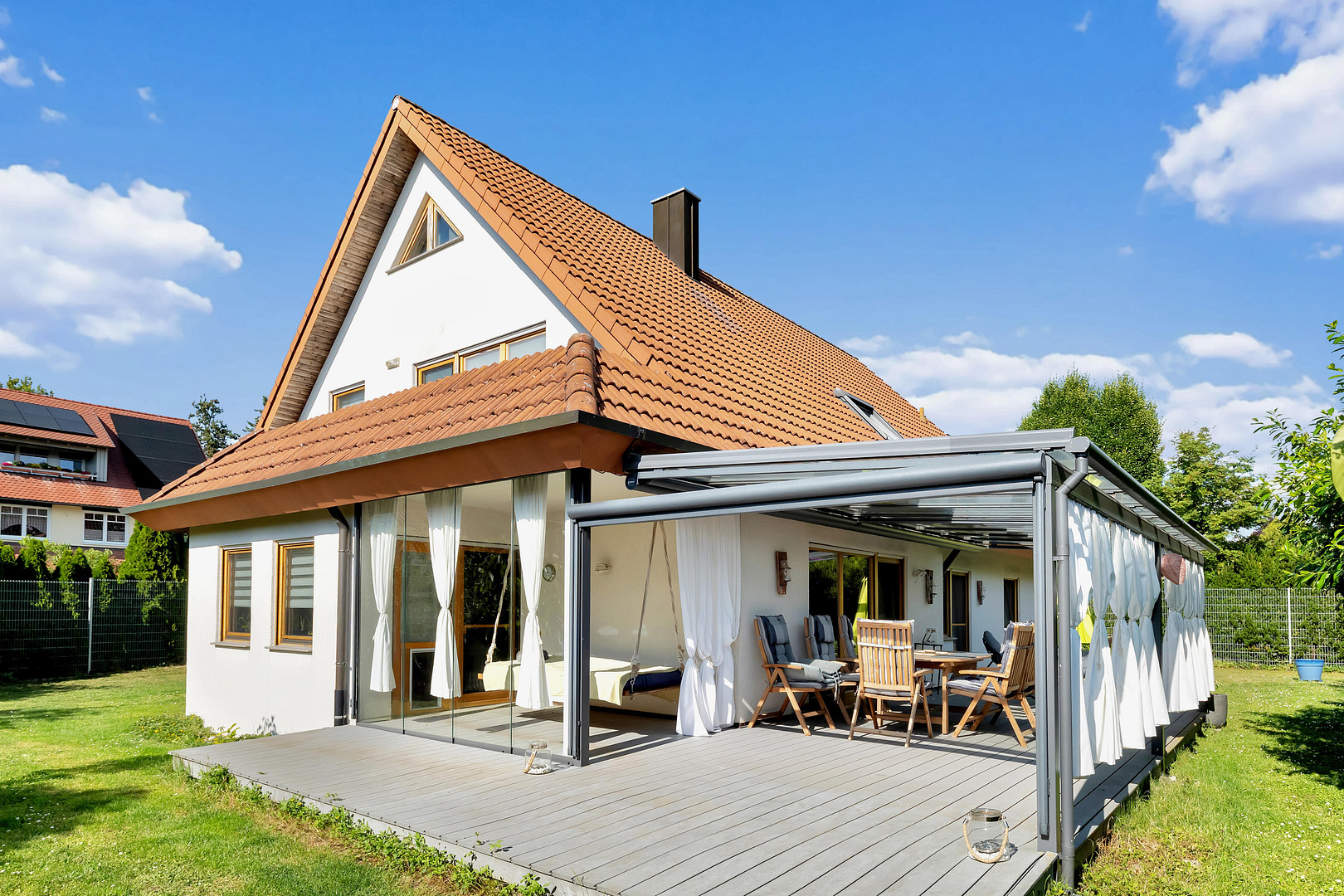 Grundsolides Zweifamilienhaus in Berglage: 223 m² Weite, absolute Privatsphäre und clevere Technik