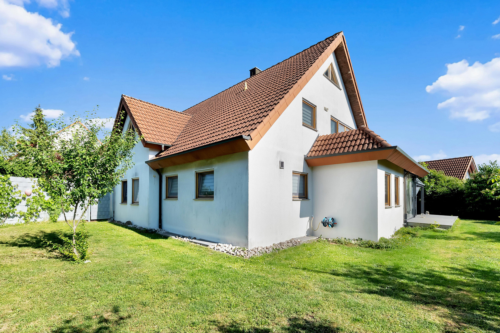 Grundsolides Zweifamilienhaus in Berglage: 223 m² Weite, absolute Privatsphäre und clevere Technik – Crailsheim(Wittau) – Vorschaubild 2