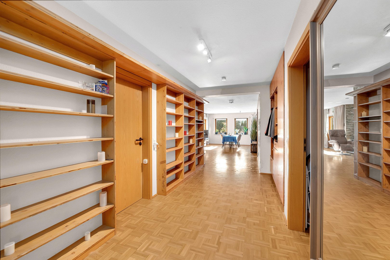 Grundsolides Zweifamilienhaus in Berglage: 223 m² Weite, absolute Privatsphäre und clevere Technik – Crailsheim(Wittau) – Vorschaubild 7