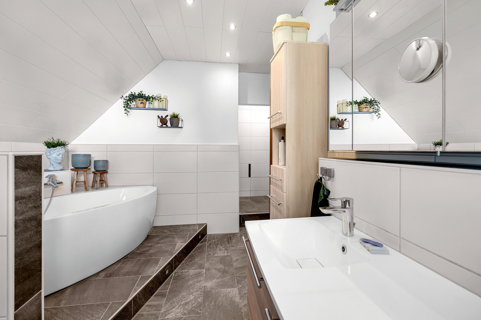 Grundsolides Zweifamilienhaus in Berglage: 223 m² Weite, absolute Privatsphäre und clevere Technik – Crailsheim(Wittau) – Vorschaubild 23