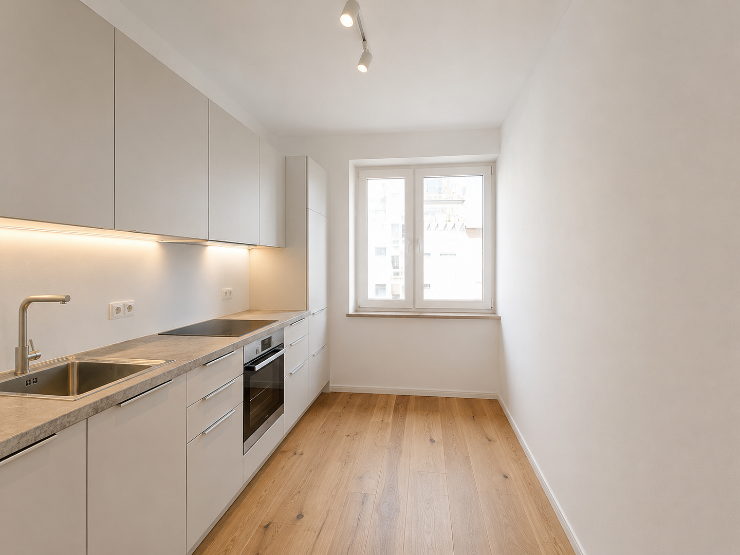 Bezugsfrei und mit Klimaanlage: Sanierte 2-Zimmer-Wohnung mit Balkon in der Maxvorstadt – München(Schwabing) – Vorschaubild 3