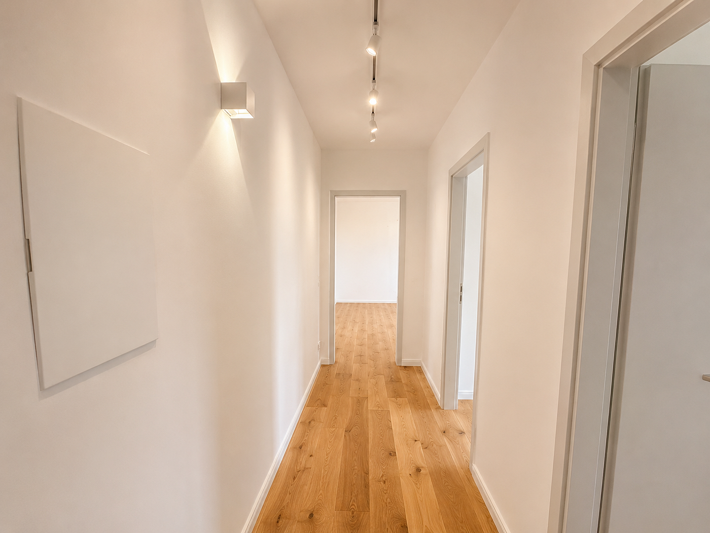 Bezugsfrei und mit Klimaanlage: Sanierte 2-Zimmer-Wohnung mit Balkon in der Maxvorstadt – München(Schwabing) – Vorschaubild 2