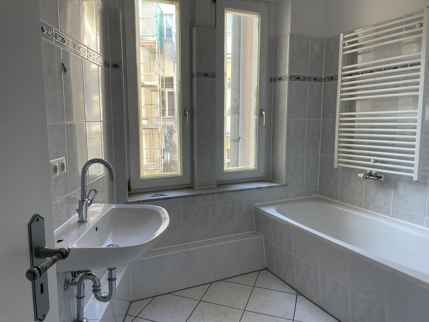 Elegant 5-Room Historic Apartment with 16 m² Sunny Balcony – Available from 01 September 2026 – Dufourstrasse 4, 4107 Leipzig(Zentrum) – Vorschaubild 13