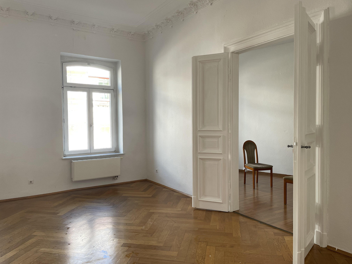 Elegant 5-Room Historic Apartment with 16 m² Sunny Balcony – Available from 01 September 2026 – Dufourstrasse 4, 4107 Leipzig(Zentrum) – Vorschaubild 4