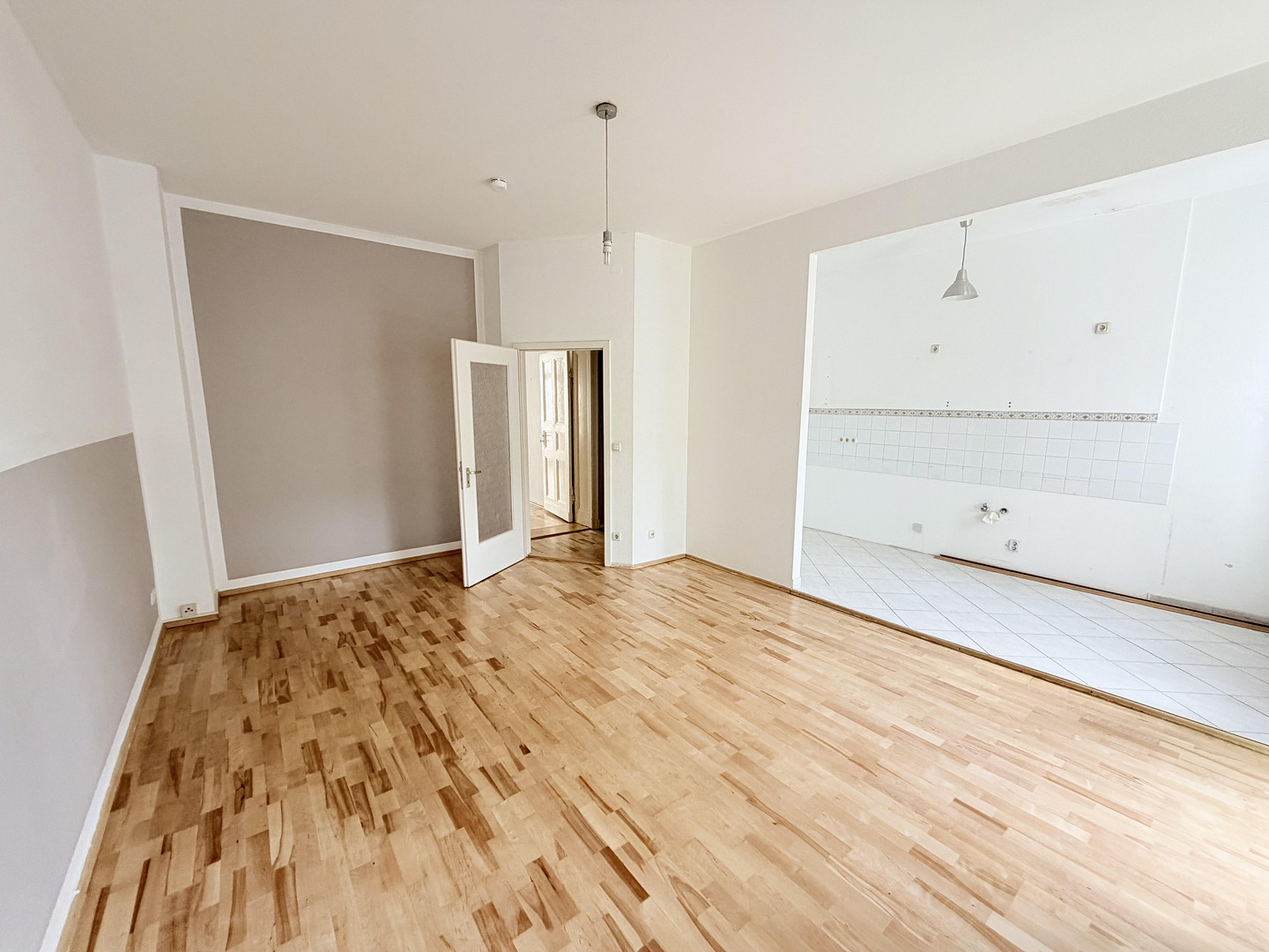 Modernisiert & bezugsfertig: Helle 2-Zimmer-Altbauwohnung mit Balkon in gepflegter Lage – Schnellerstraße 54, 12439 Berlin(Niederschöneweide) – Vorschaubild 2