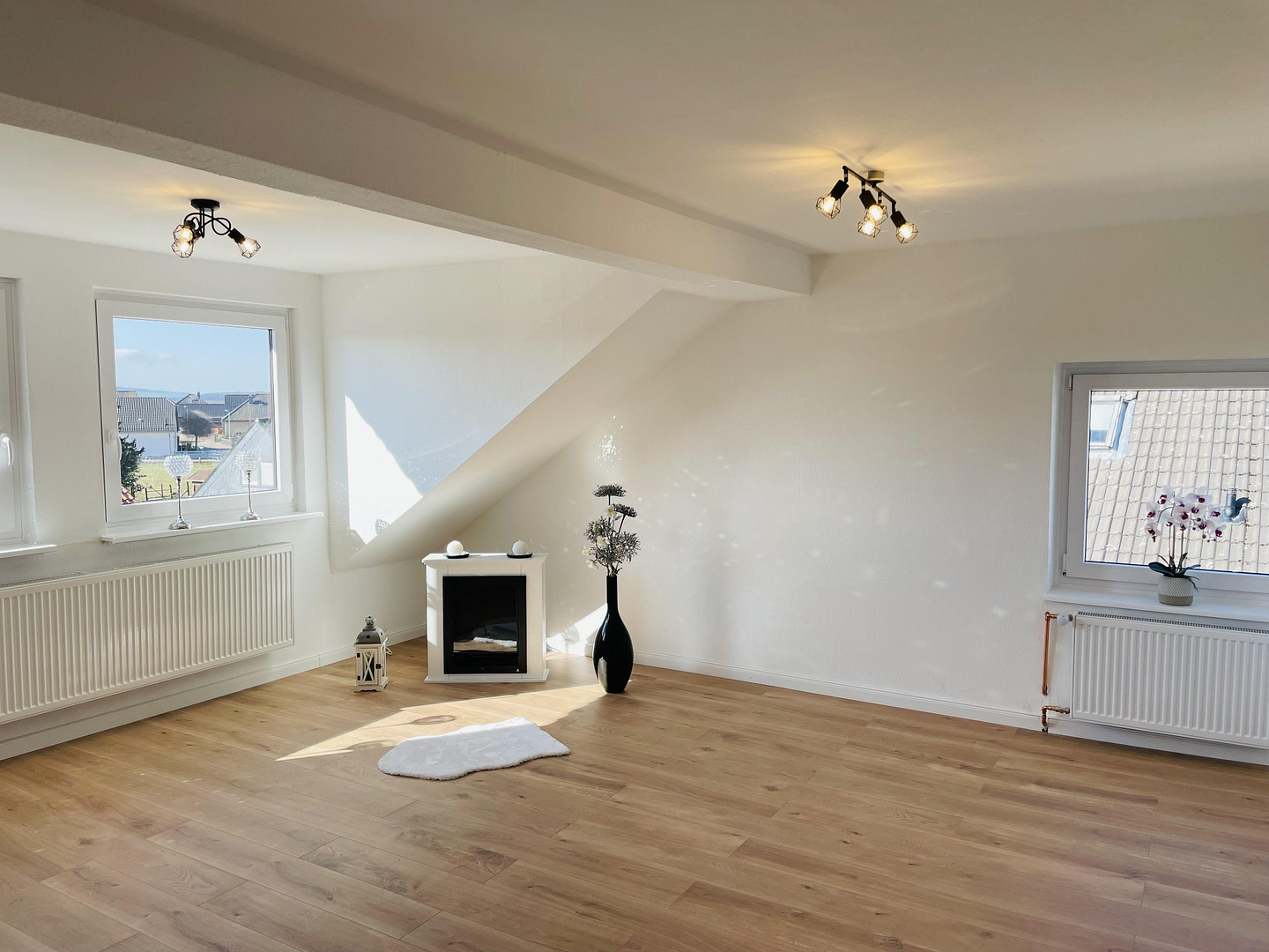 Sanierte 4-Zimmer Dachgeschosswohnung inkl. Außenstellplatz – Südstraße 8, 38446 Wolfsburg(Neindorf) – Vorschaubild 2