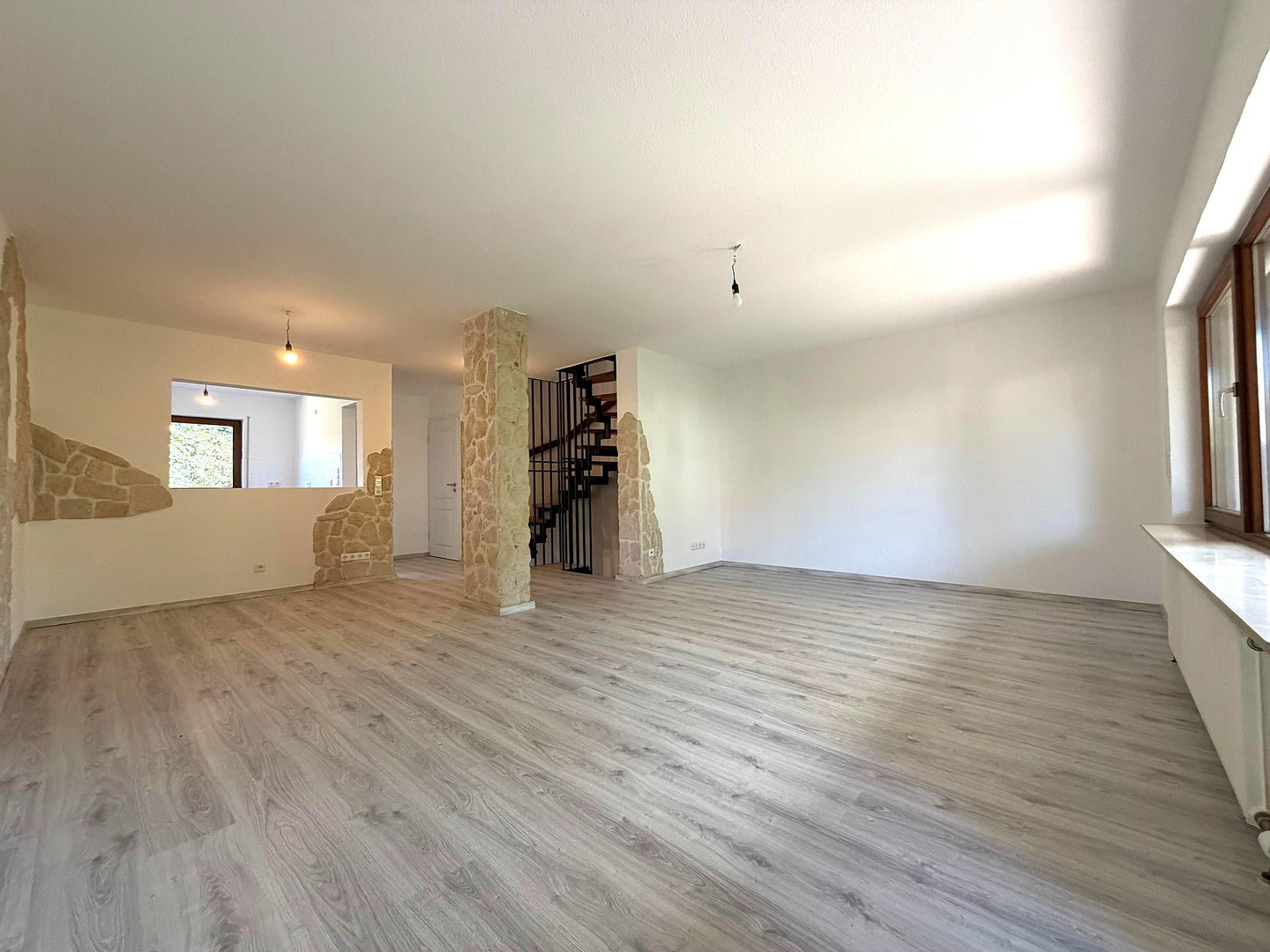 Schönes Reihenhaus inkl. Garten und Garage * in Maulbronn * zur Miete – Salzachweg 30, 75433 Maulbronn – Vorschaubild 2