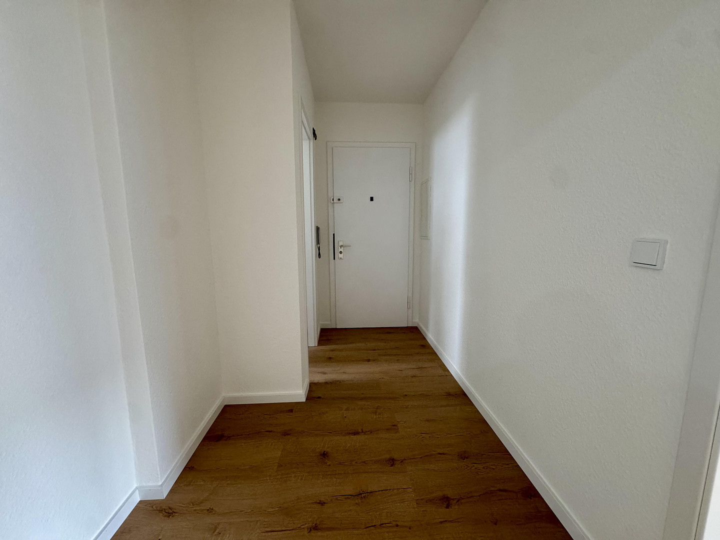 Einziehen und wohlfühlen ! Ideale, geräumige 2-Zimmer-Wohnung mit Balkon, Einbauküche und Stellplatz – Hauberrisserstraße 25, 65189 Wiesbaden – Vorschaubild 12